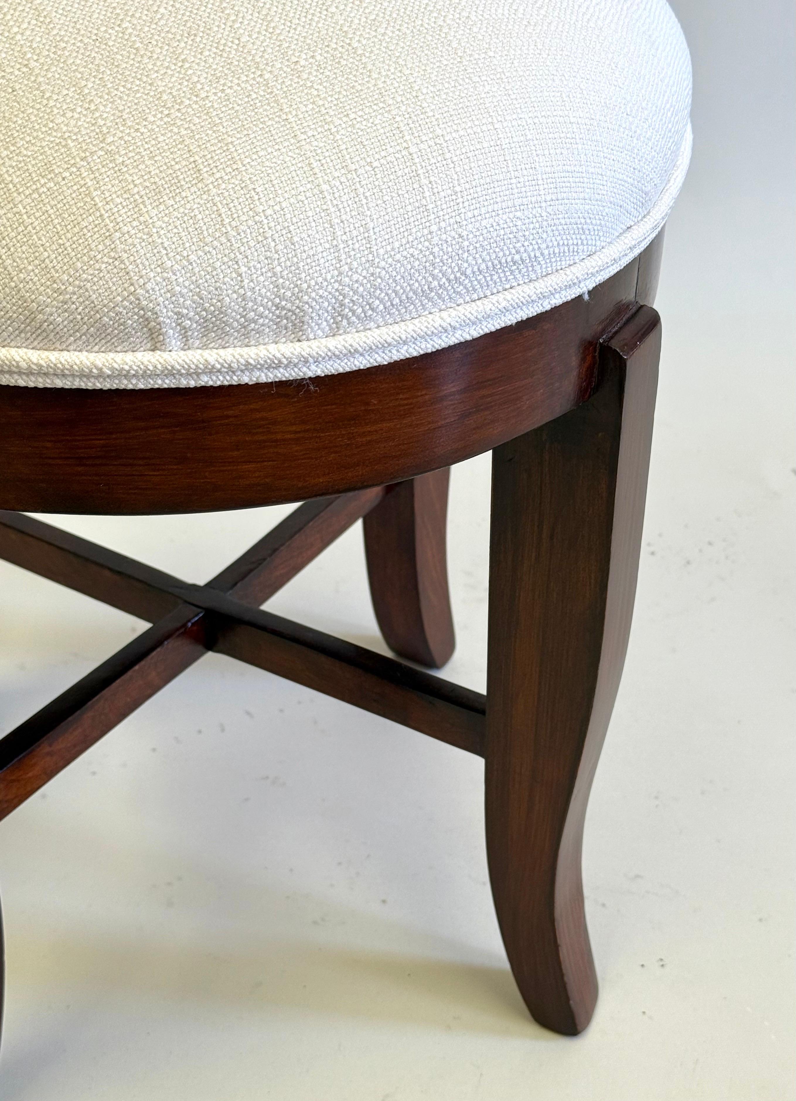Sculpté à la main Tabouret/ banc en acajou néoclassique/Art déco moderne français, Jean-MIchel Frank en vente