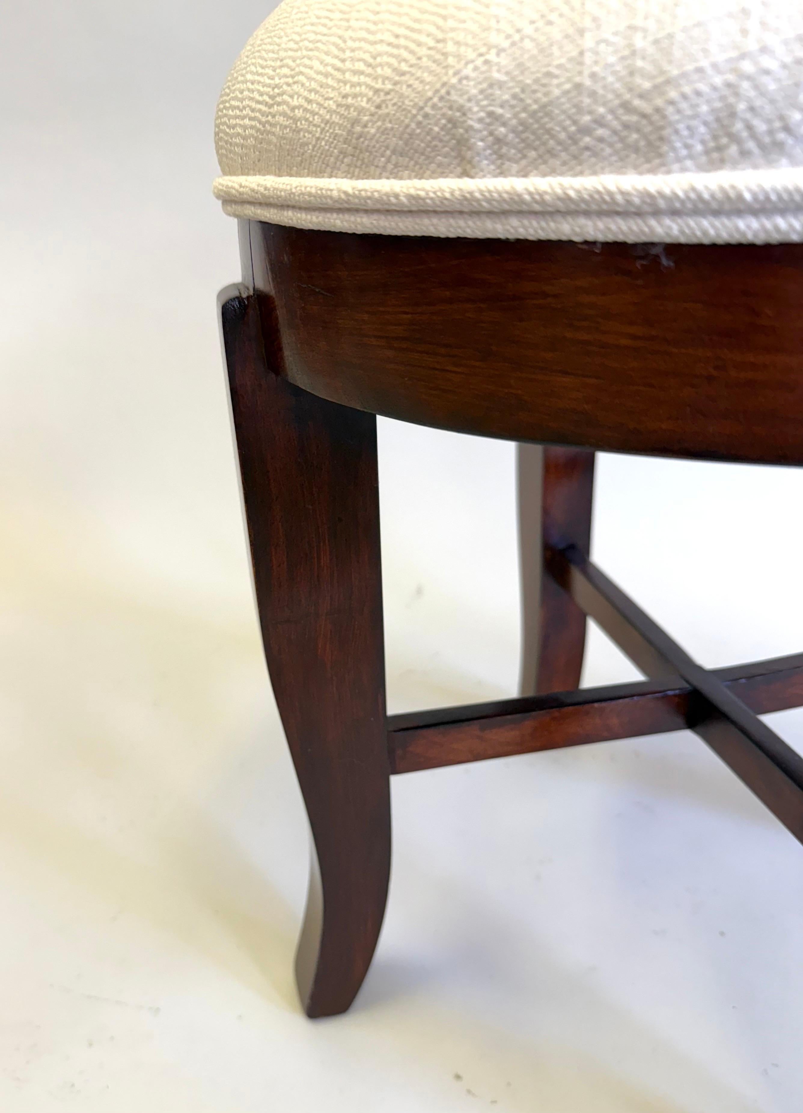 Bois de feuillus Tabouret/ banc en acajou néoclassique/Art déco moderne français, Jean-MIchel Frank en vente