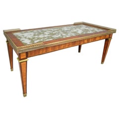 Mesa de centro francesa neoclásica moderna de latón y marquetería de madera de Maison Jansen