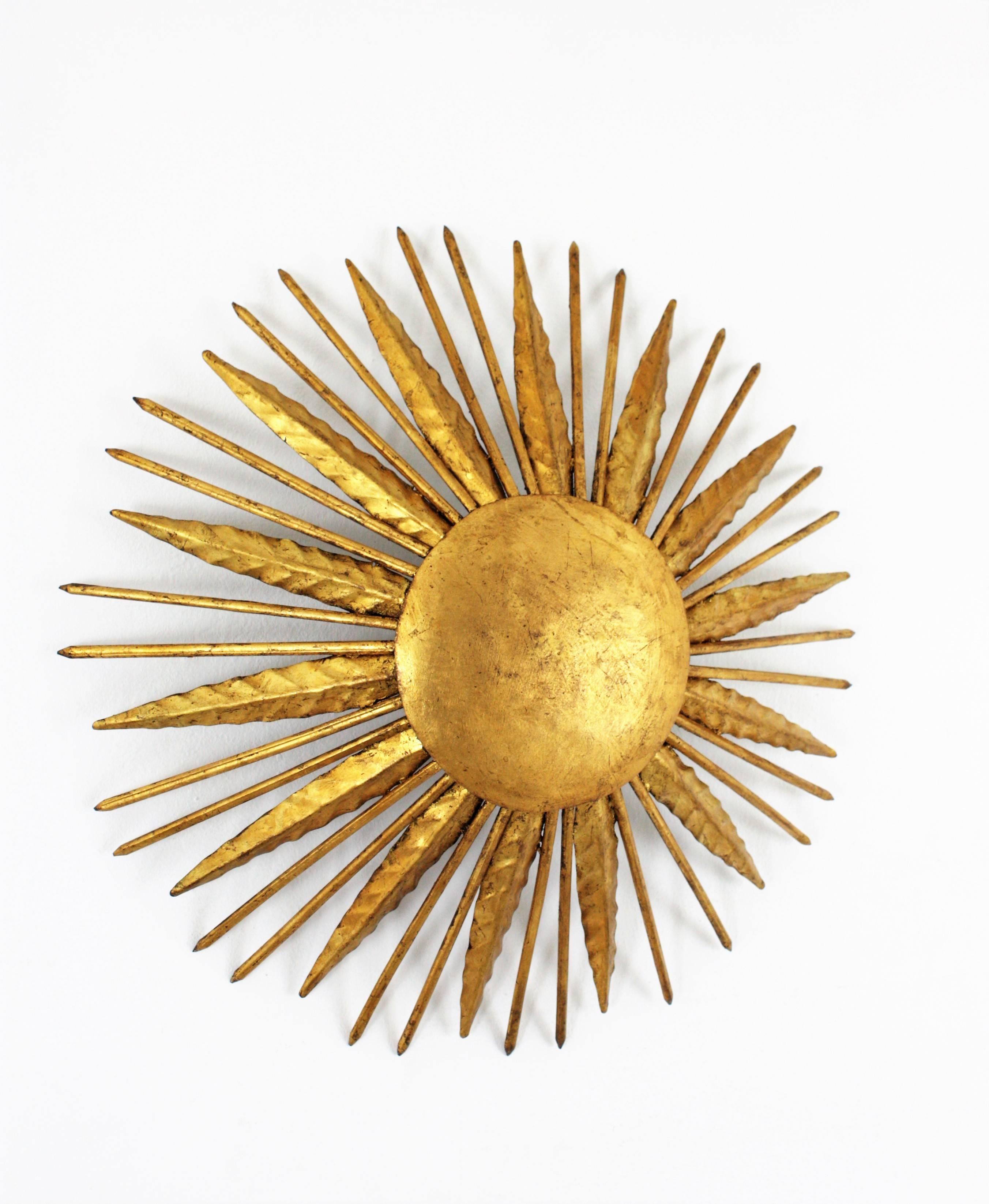 French Modern Neoclassical Gilt Iron Leafed Sunburst Flush Mount / Light Fixture In Excellent Condition In Barcelona, ES