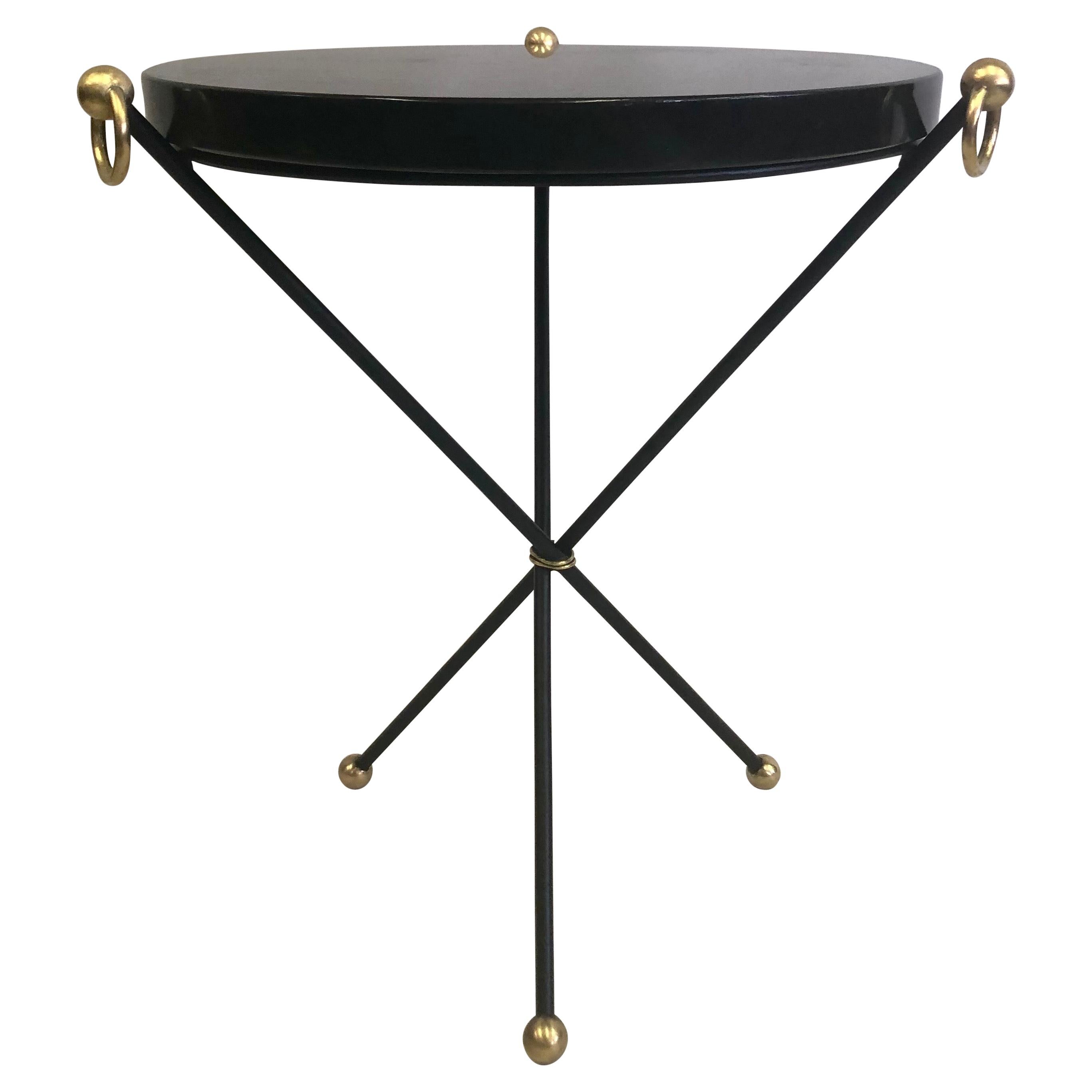 Mesa auxiliar neoclásica moderna francesa de hierro, latón y piedra, atribuida a Jacques Adnet