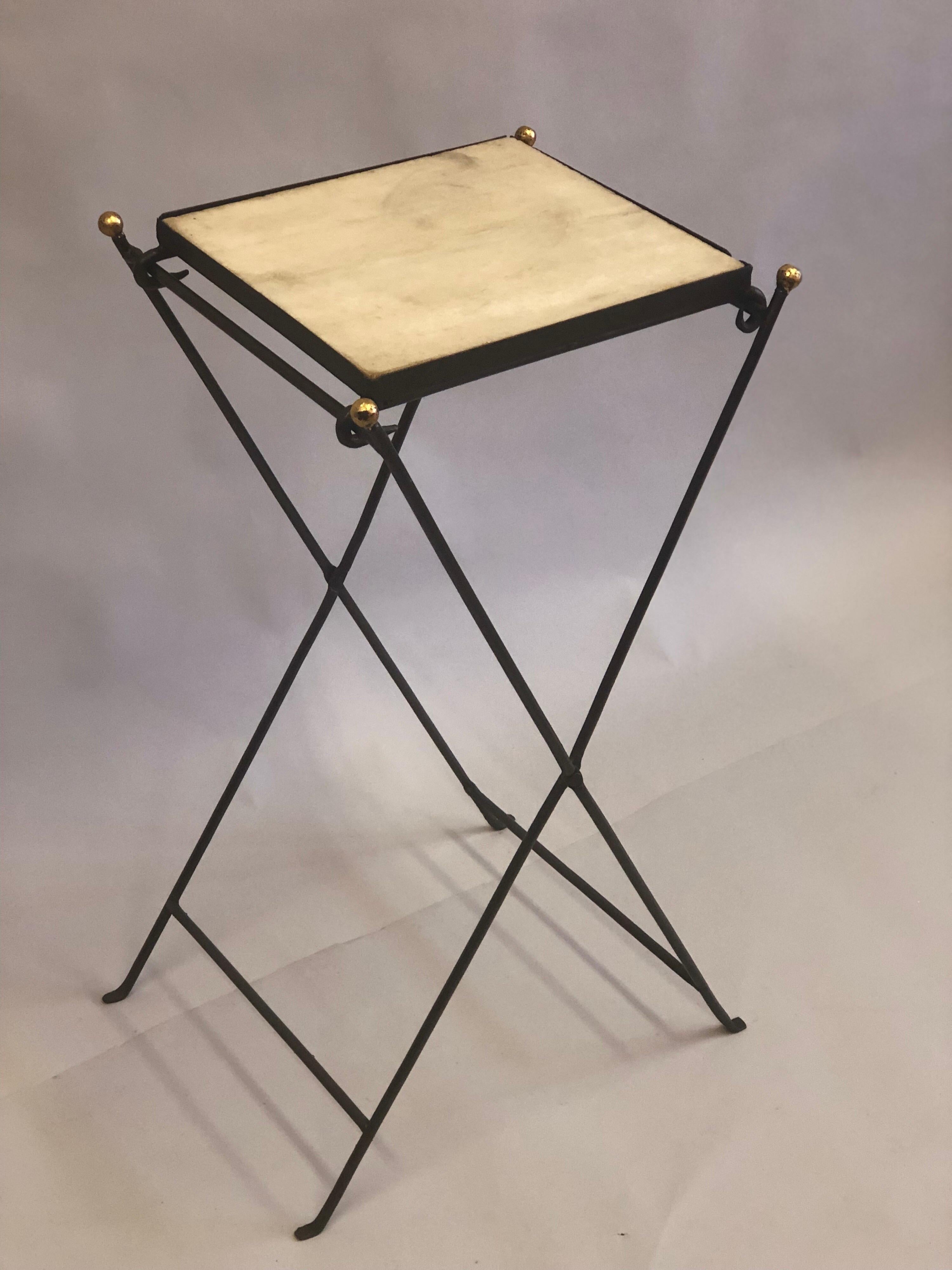 Table néoclassique française en fer et marbre de style moderne à la manière de Jean-Michel Frank en vente 1