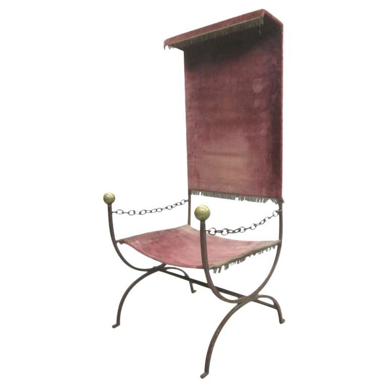 La chaise est composée de fer forgé forgé à la main et a une forme néoclassique moderne 'Curile' avec des accoudoirs en chaîne, de grands épis de faîtage en laiton et un dossier étonnant. Le baldaquin spectaculaire est en velours mohair mauve qui a
