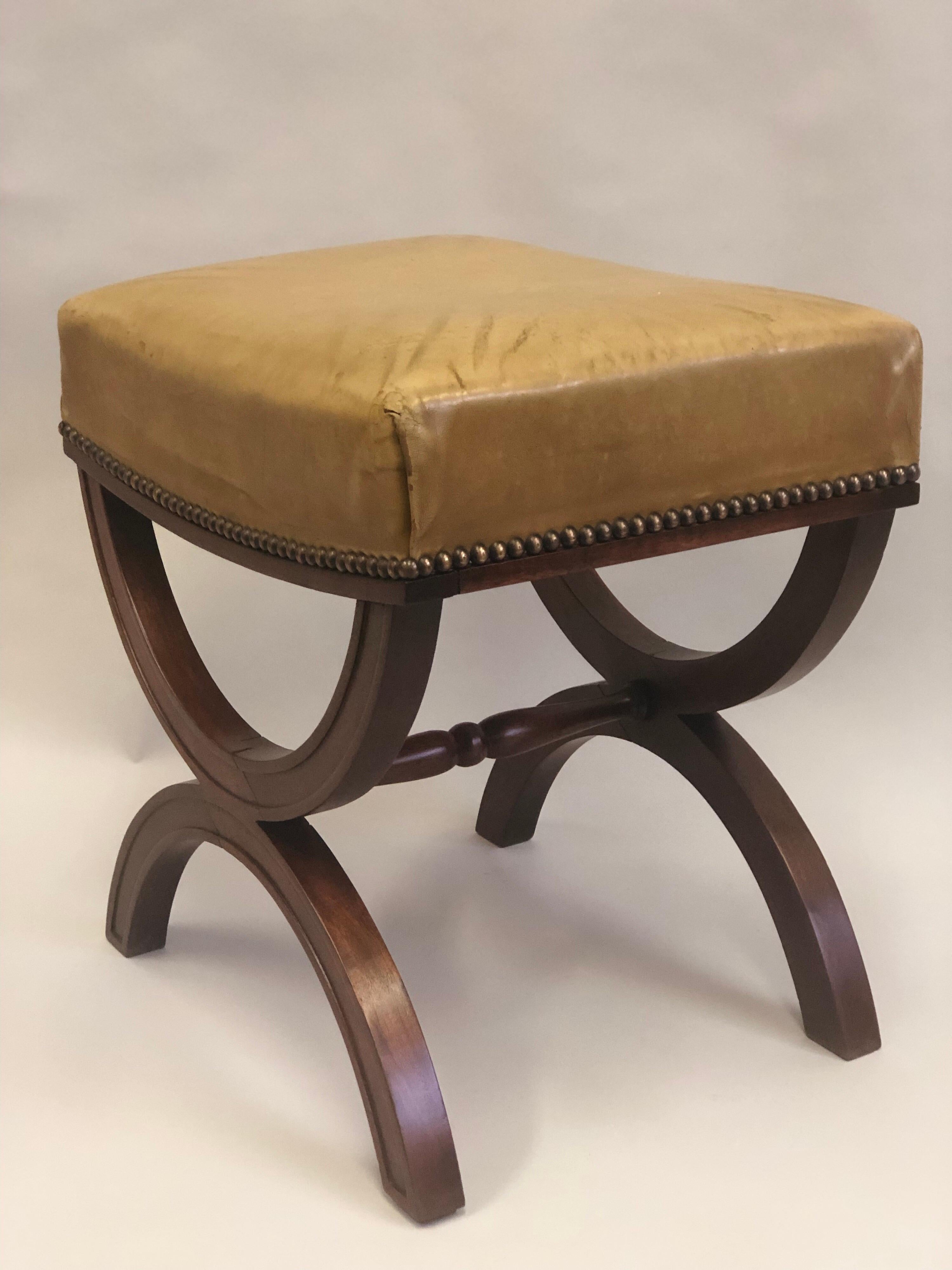 Banco/taburete neoclásico moderno francés de caoba y cuero, Andre Arbus, Pareja en venta 1