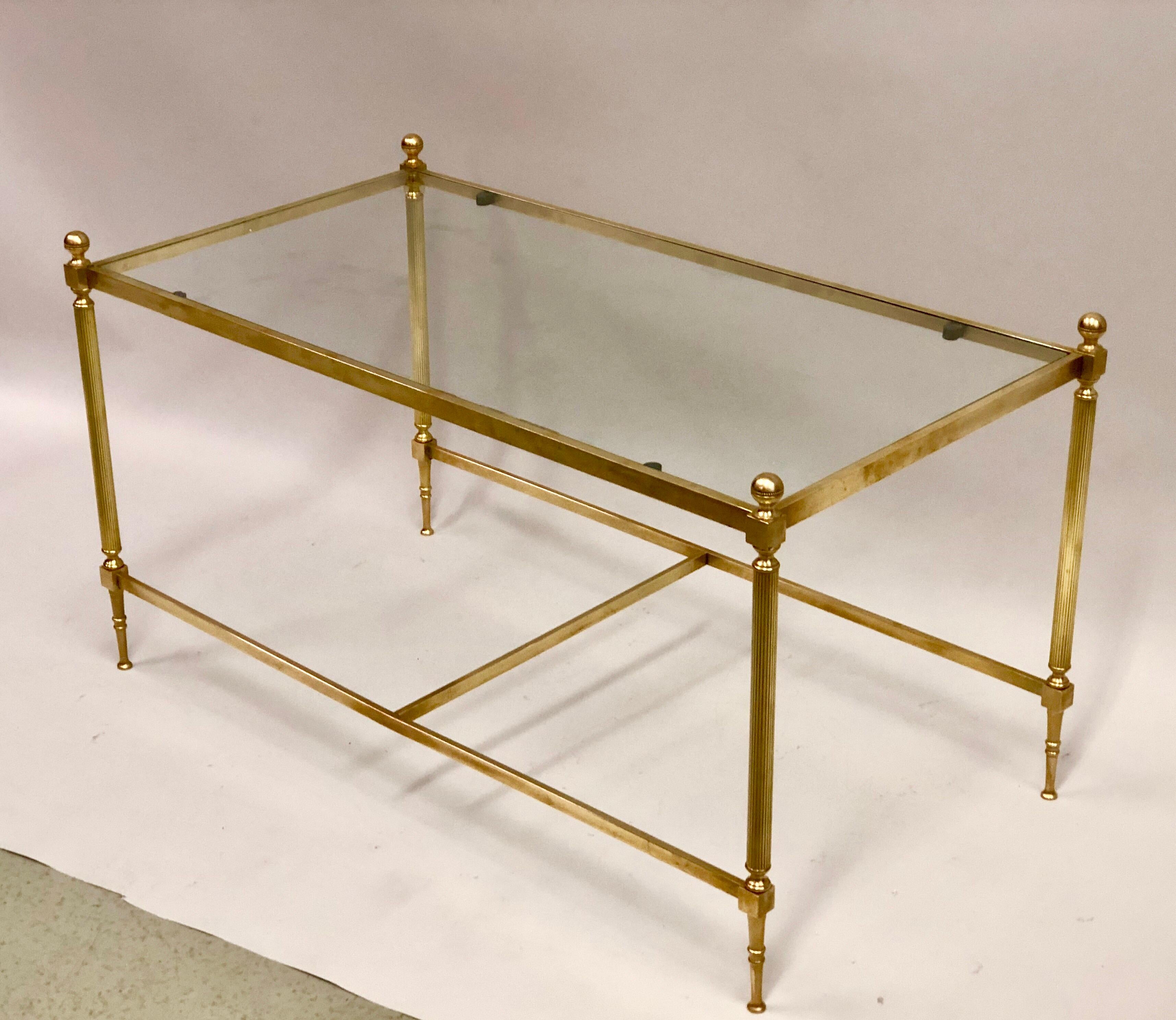 Français Table basse néoclassique française du milieu du siècle dernier en laiton et verre, Maison Jansen en vente