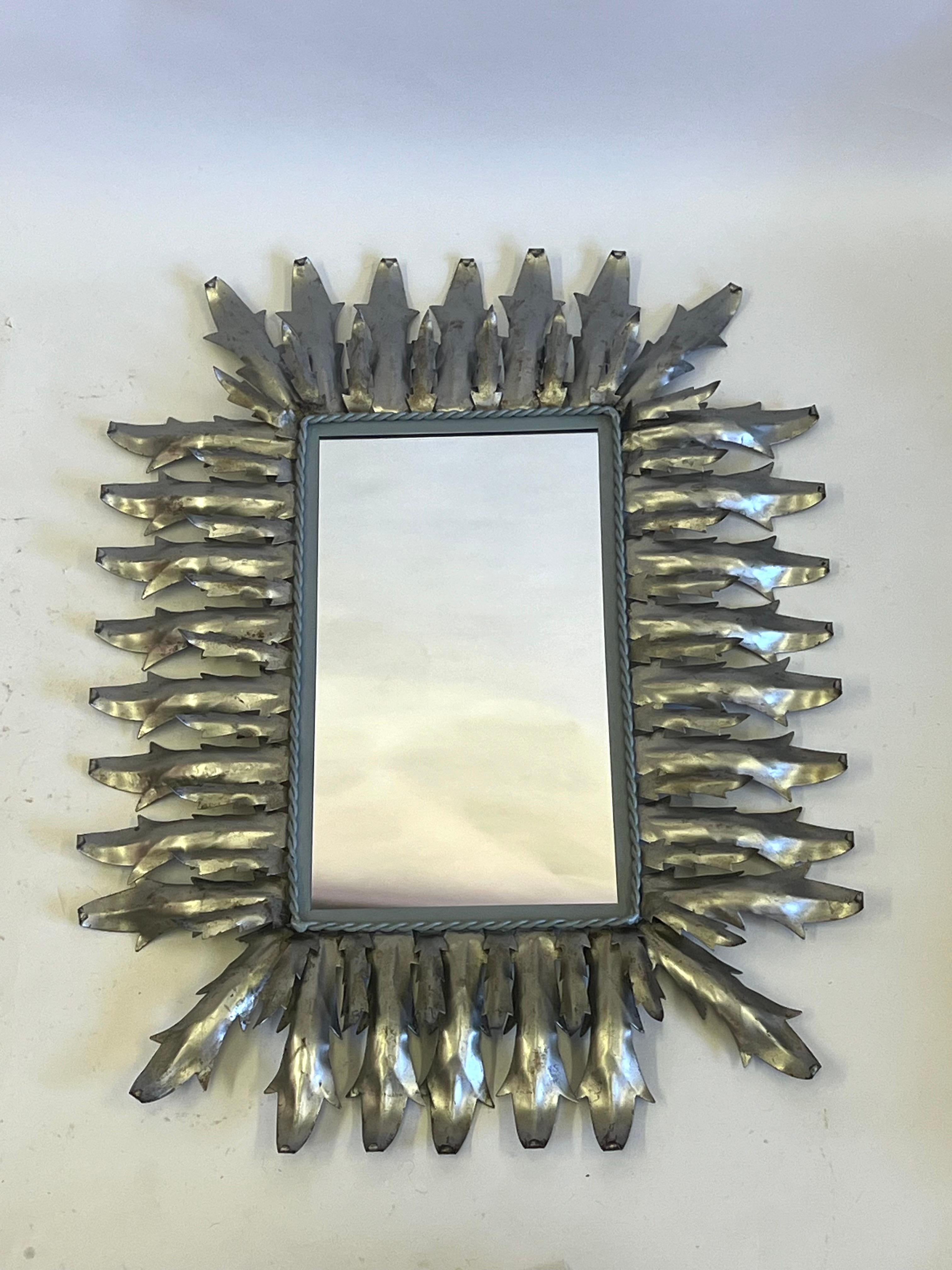 Mid-Century Modern Miroir mural néoclassique français en acier et étain Sunburst, Gilbert Poillerat en vente