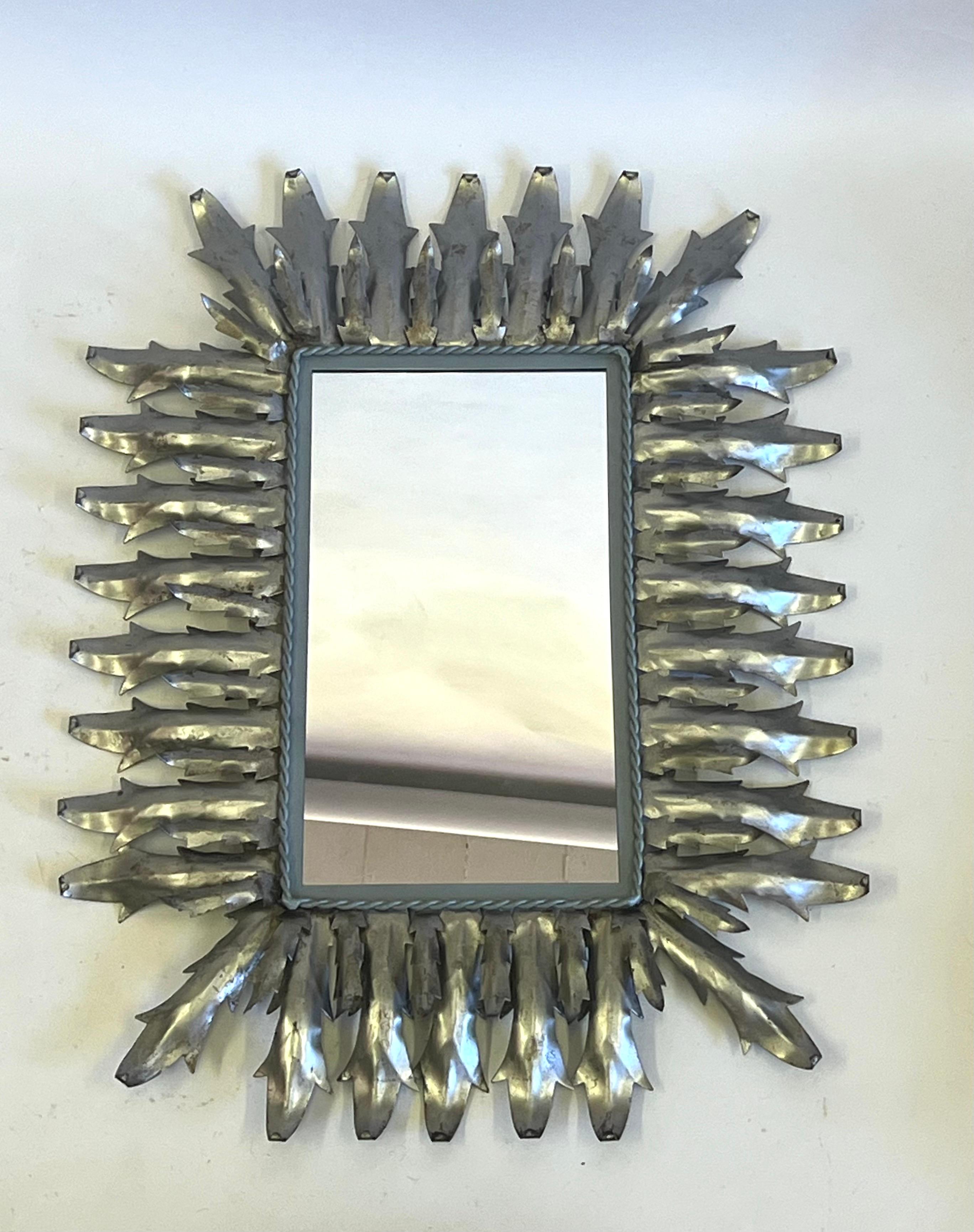 Martelé Miroir mural néoclassique français en acier et étain Sunburst, Gilbert Poillerat en vente