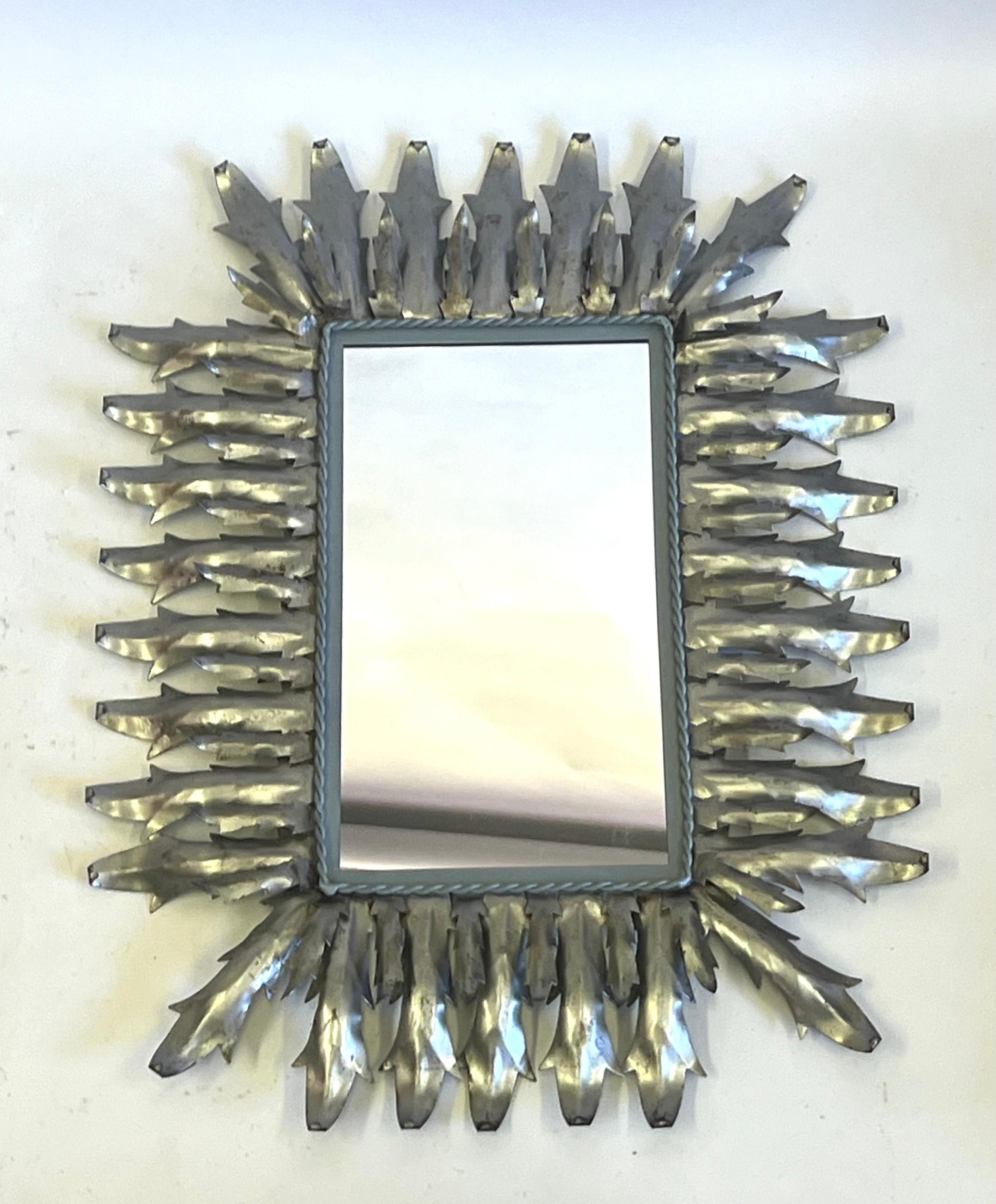 Miroir mural néoclassique français en acier et étain Sunburst, Gilbert Poillerat Bon état - En vente à New York, NY