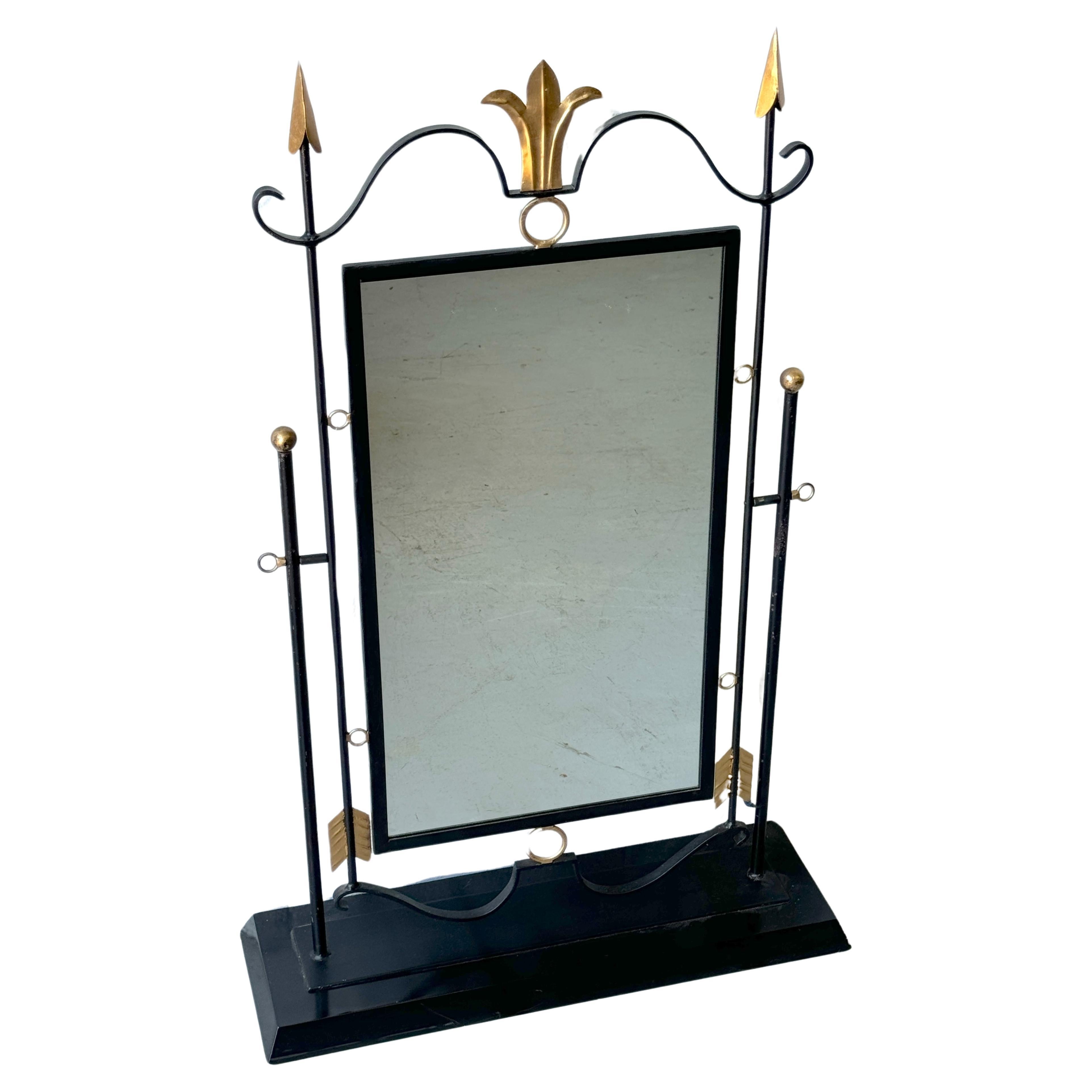 Espejo de mesa de hierro forjado dorado de estilo neoclásico moderno francés 
Francia, siglo XX 

Espejo de mesa de hierro forjado dorado de estilo neoclásico moderno francés, fabricado en el siglo XX. Esta elegante pieza mide unas impresionantes 41