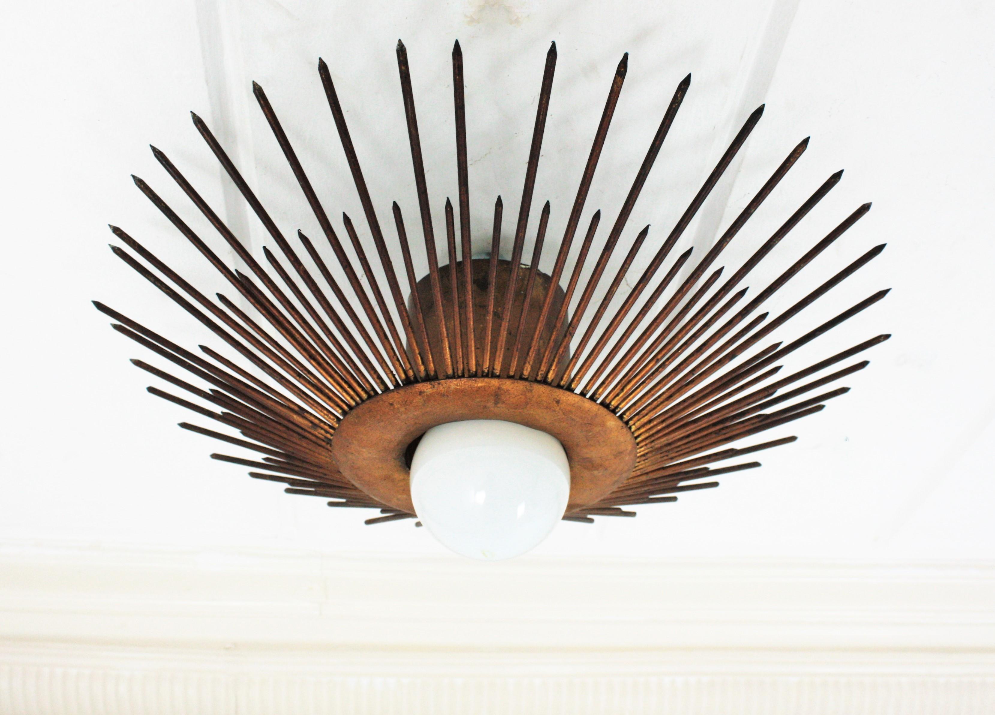 French Modern Neoclassical Sunburst Flush Mount in Gilt Iron, 1940s In Good Condition For Sale In Barcelona, ES