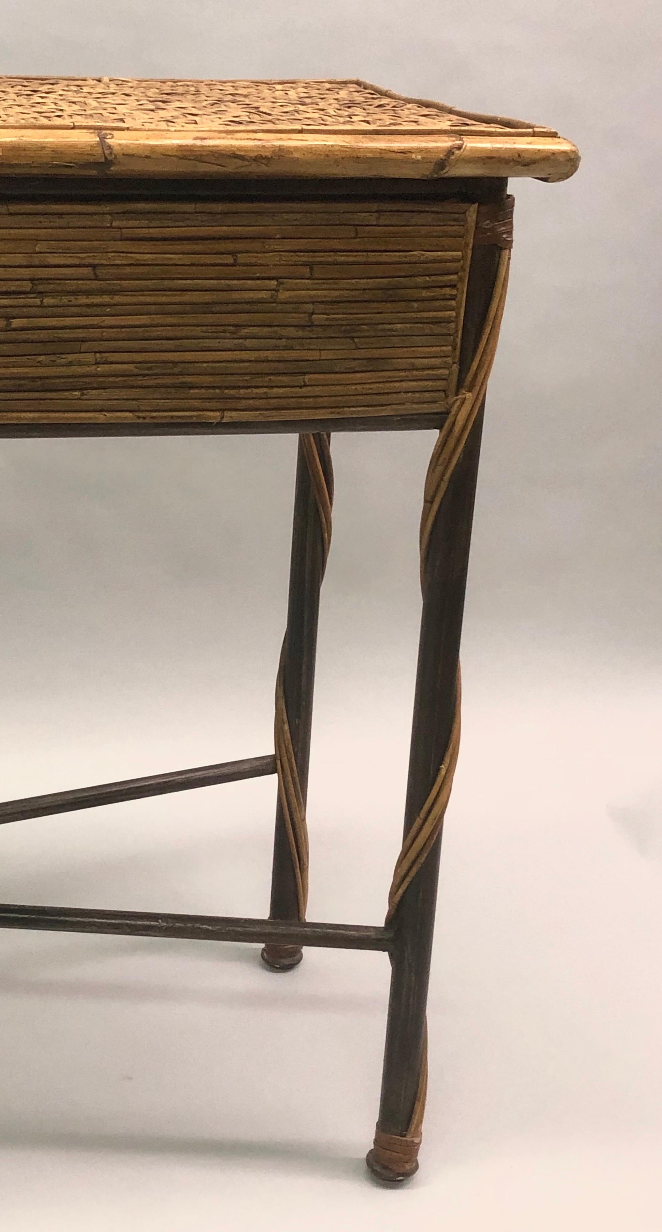 Console / Table de salon moderne néoclassique française en fer forgé et rotin en vente 3
