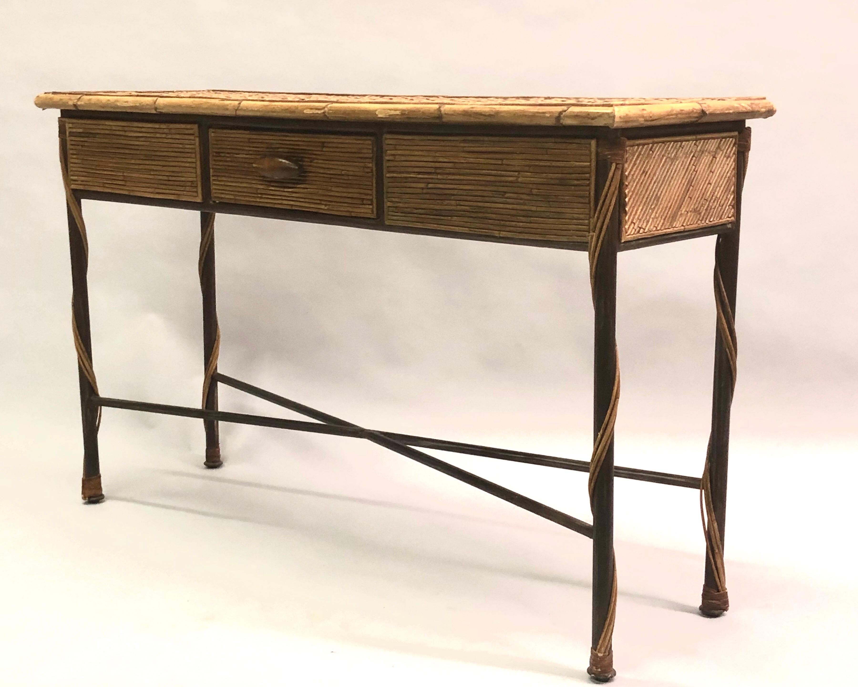 20ième siècle Console / Table de salon moderne néoclassique française en fer forgé et rotin en vente