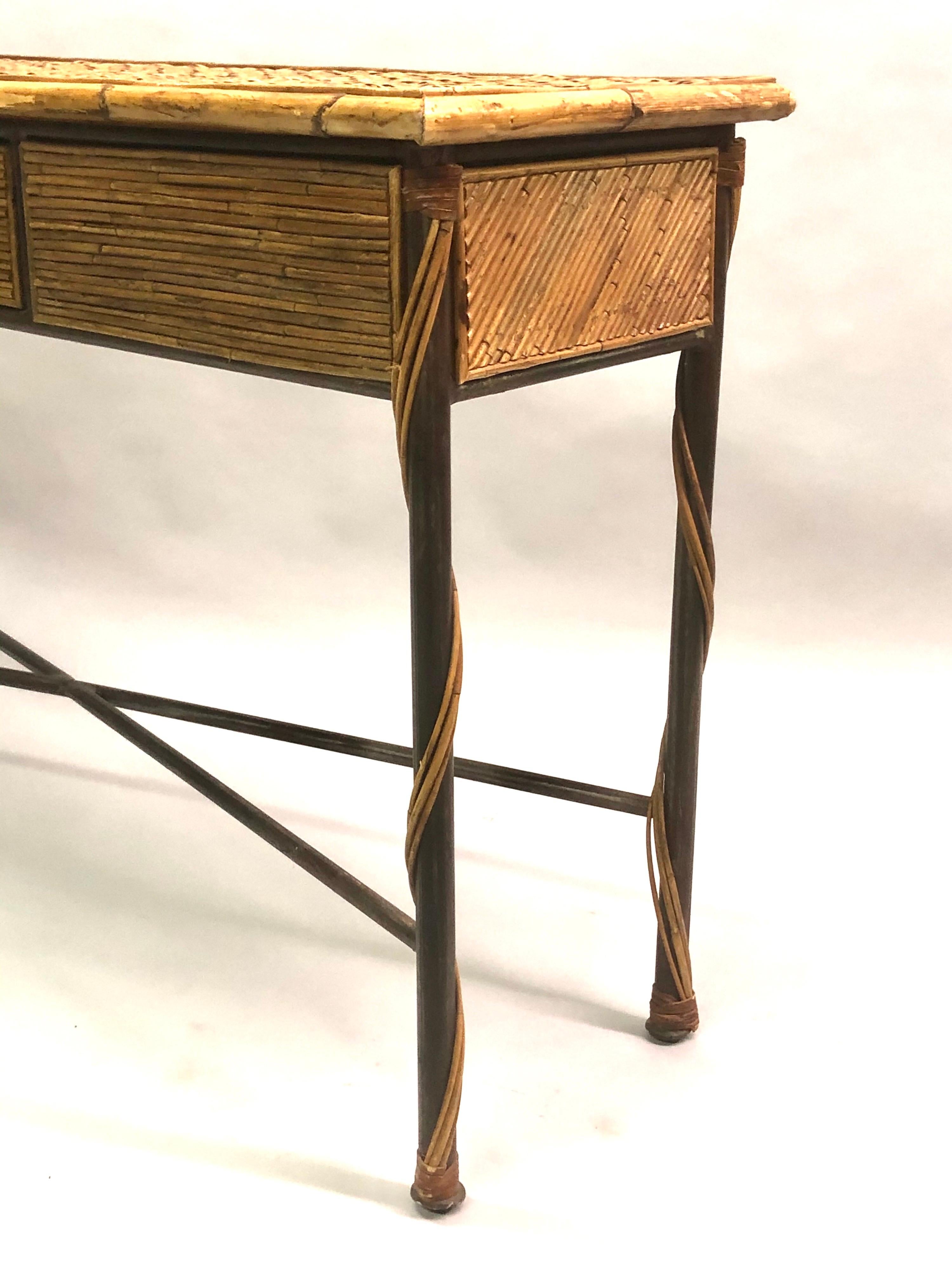 Osier Console / Table de salon moderne néoclassique française en fer forgé et rotin en vente