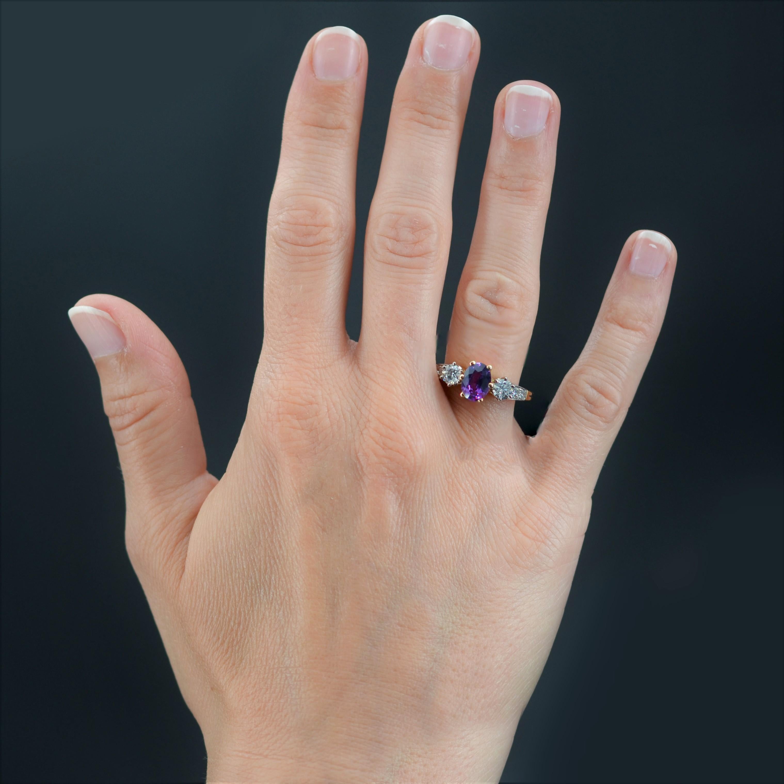 Ring in 18 karat yellow gold, eagle head hallmark and platinum, dog head hallmark.
This sapphire ring is set on its top with a purple sapphire with 6 claws and 2 modern brilliant- cut diamonds. On the beginning of the ring, on both sides are set 2 x