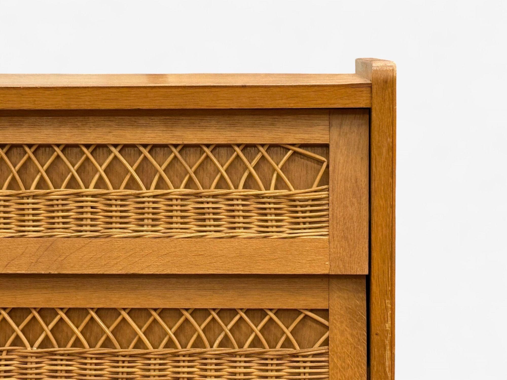 Cassettiera moderna francese, Oak, Rattan, Francia, anni '60 In condizioni buone in vendita a Manhasset, NY