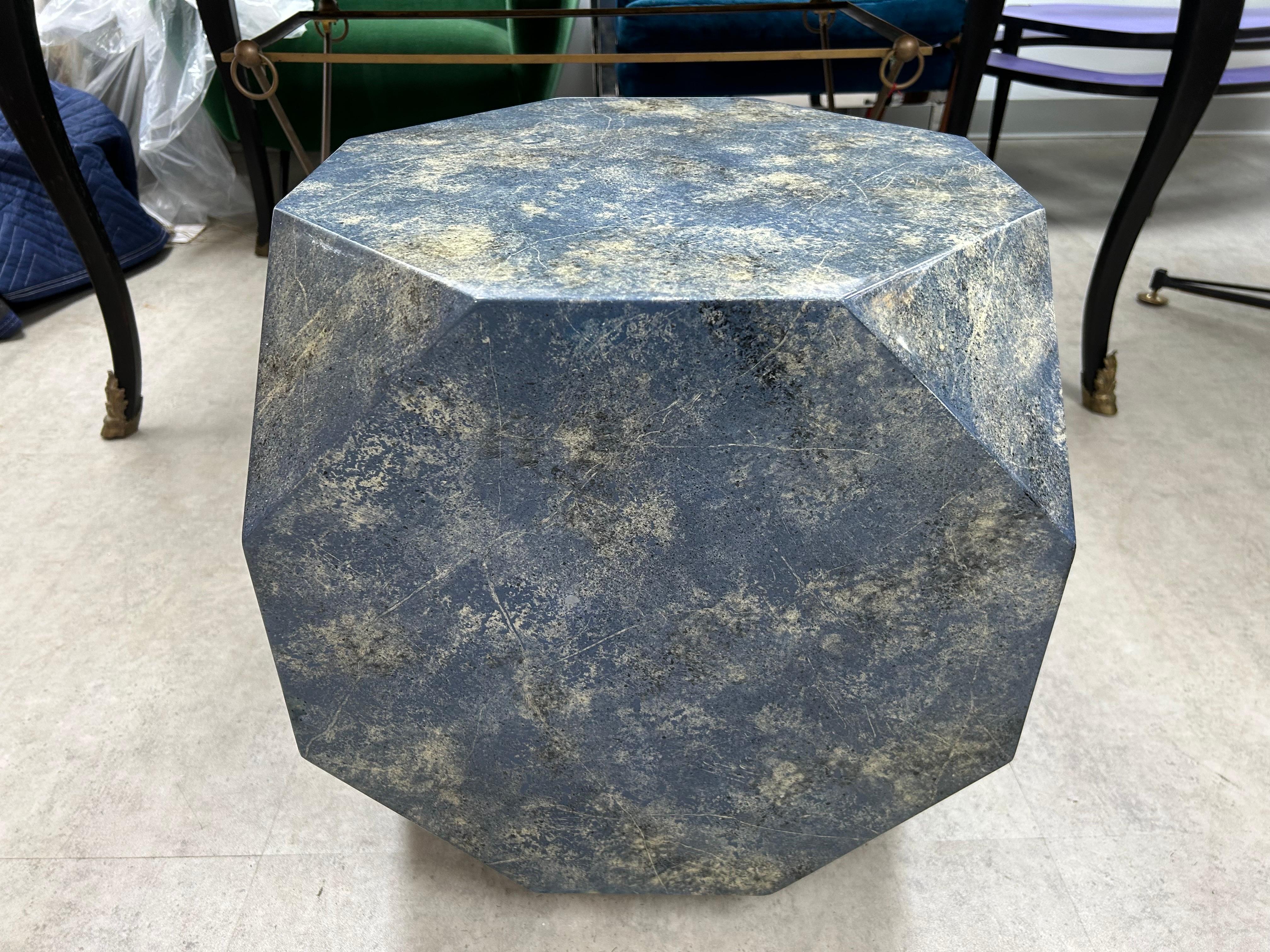 Mesa Francesa Moderna Lacada Poliedro.
Esta impresionante mesa octogonal postmoderna francesa a la manera de R & Y Augousti tiene un acabado lacado marmolizado y una gruesa base acrílica.
Esta mesa versátil puede utilizarse en una gran variedad de