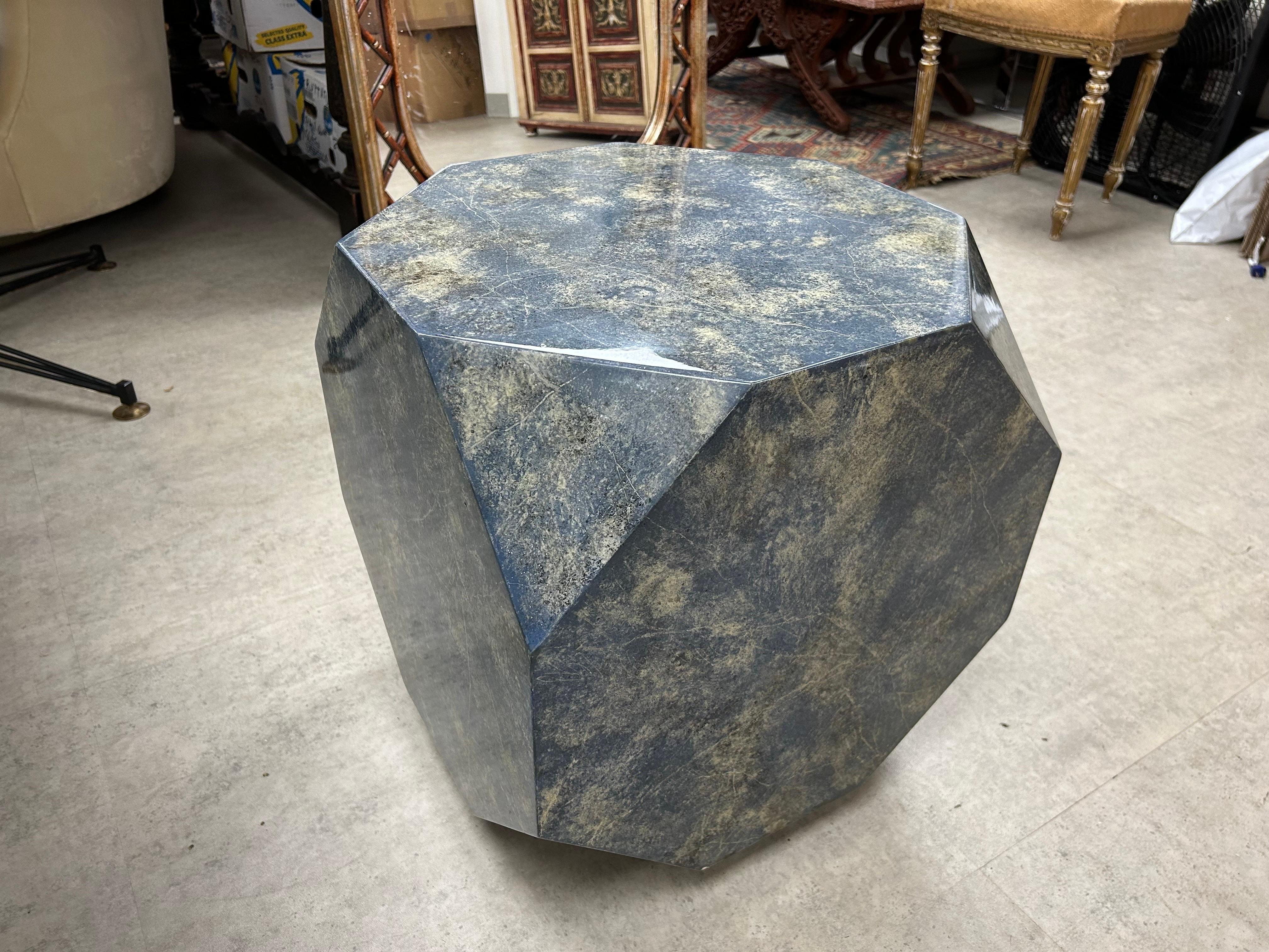 Mesa Poliedro Francesa Moderna Lacada finales del siglo XX en venta