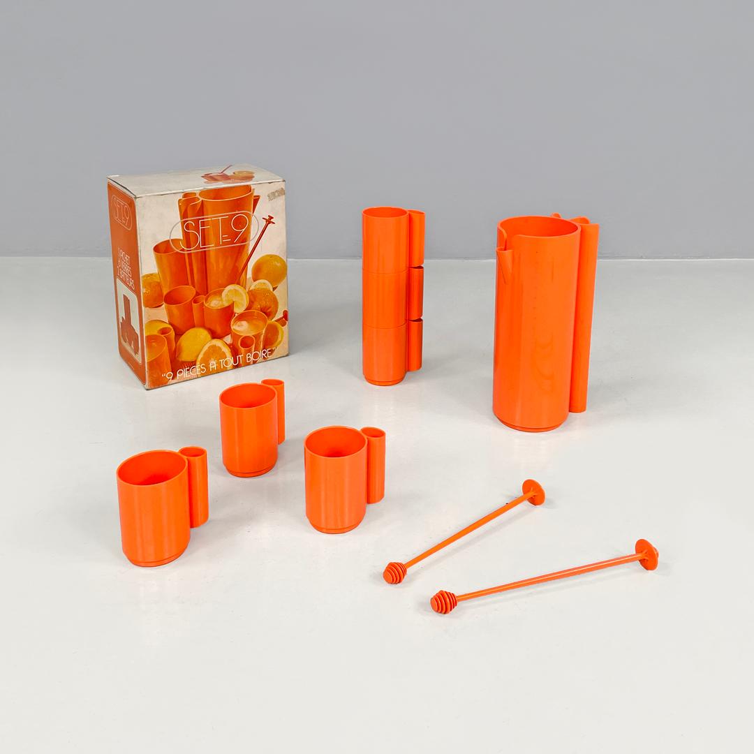 Französische moderne orangefarbene Plastikgarnitur Orangeade Jean Pierre Vitrac für Bourbon, 1970er Jahre
Set von Gläsern und Krug mod. Orangeade in fluoreszierendem orangem Kunststoff. Die sechs Gläser passen in die beiden Führungen auf der