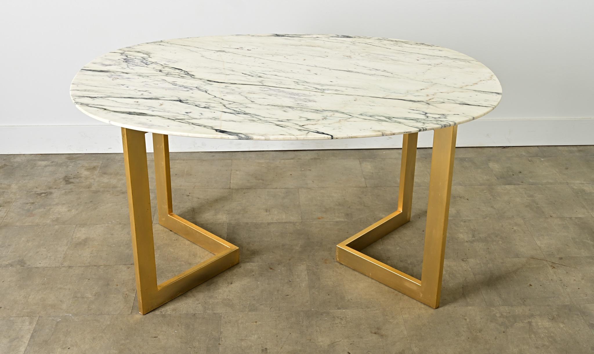 Un sorprendente tavolo da pranzo contemporaneo in marmo francese che può essere utilizzato anche come scrivania inaspettata o come tavolo centrale per un grande ingresso. La lastra ovale di marmo è tagliata in larghezza e in profondità,