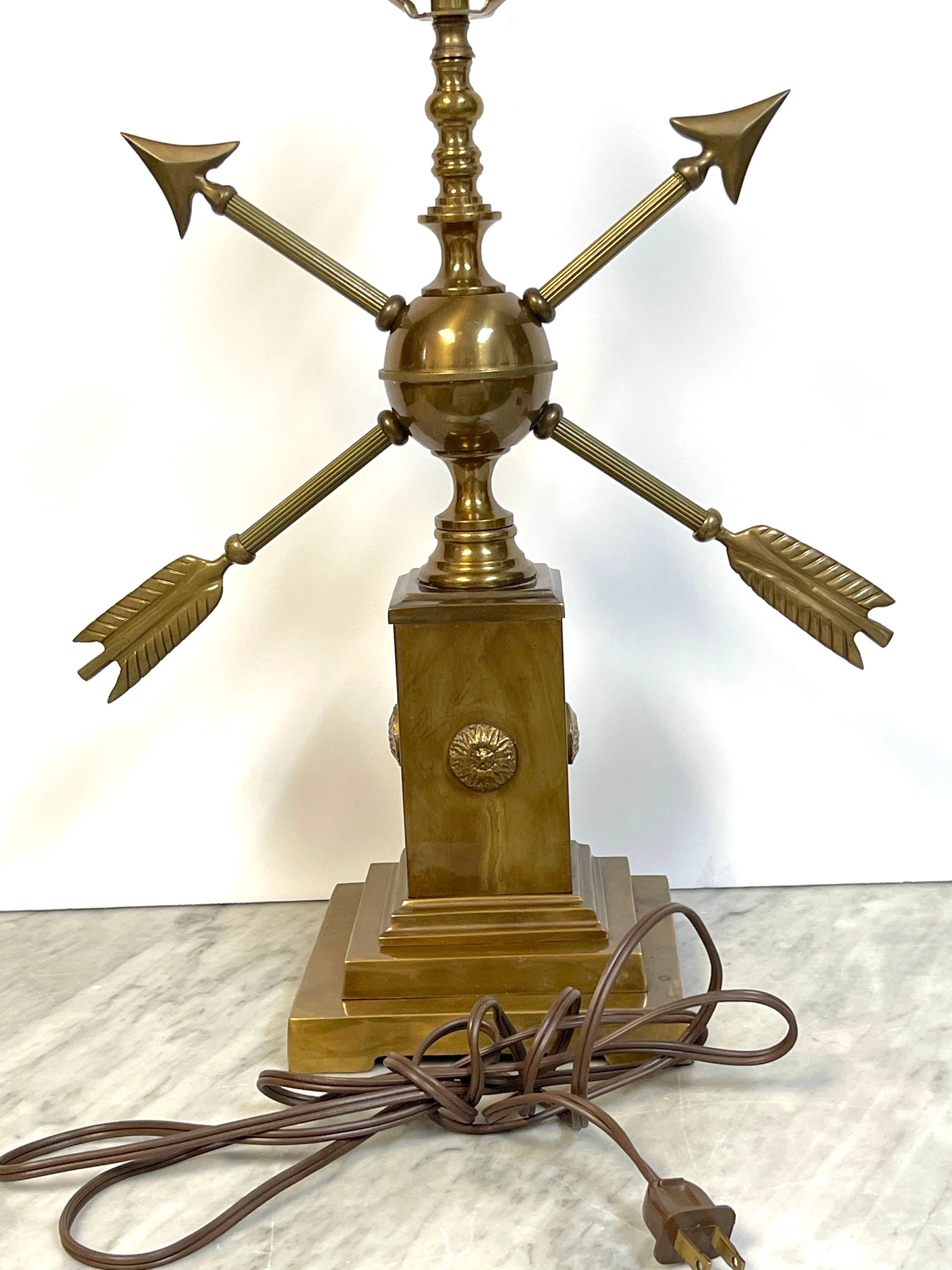 Lampe moderne française en laiton patiné à motif de flèche dans le style d'Adnet en vente 2