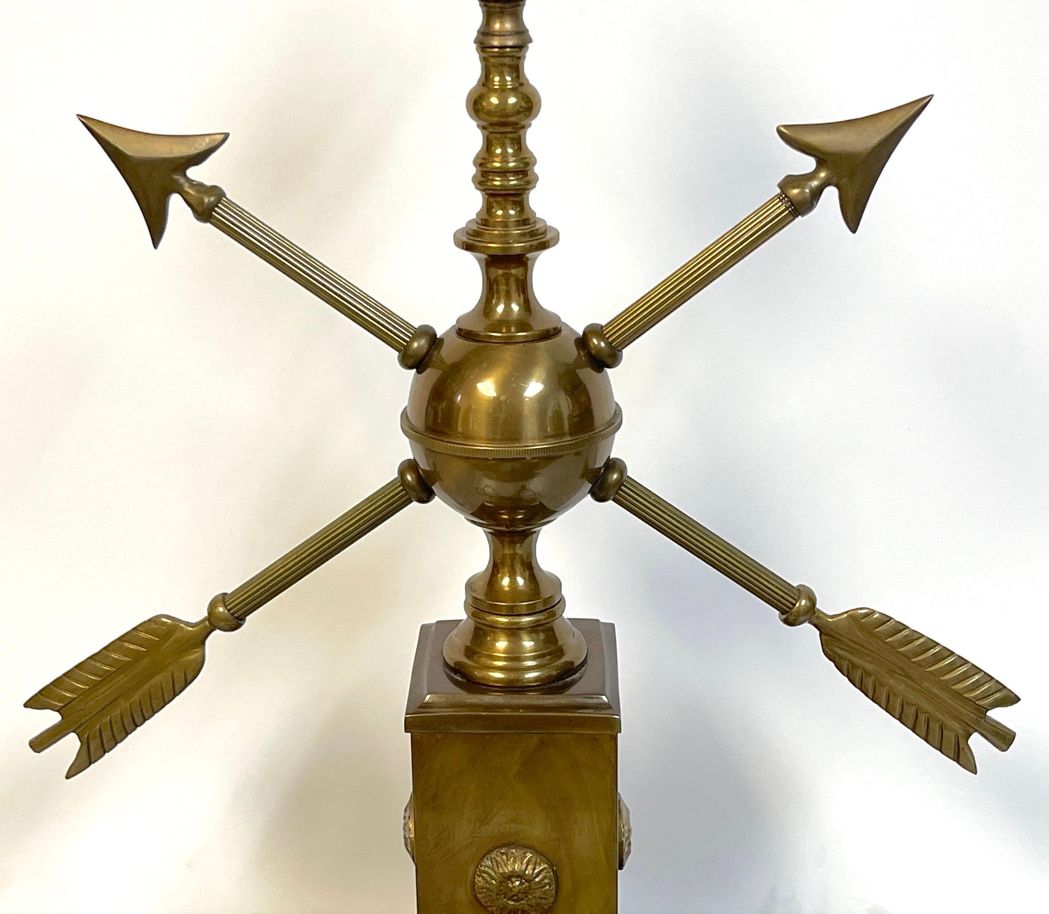 Lampe moderne française en laiton patiné à motif de flèche dans le style d'Adnet en vente 3