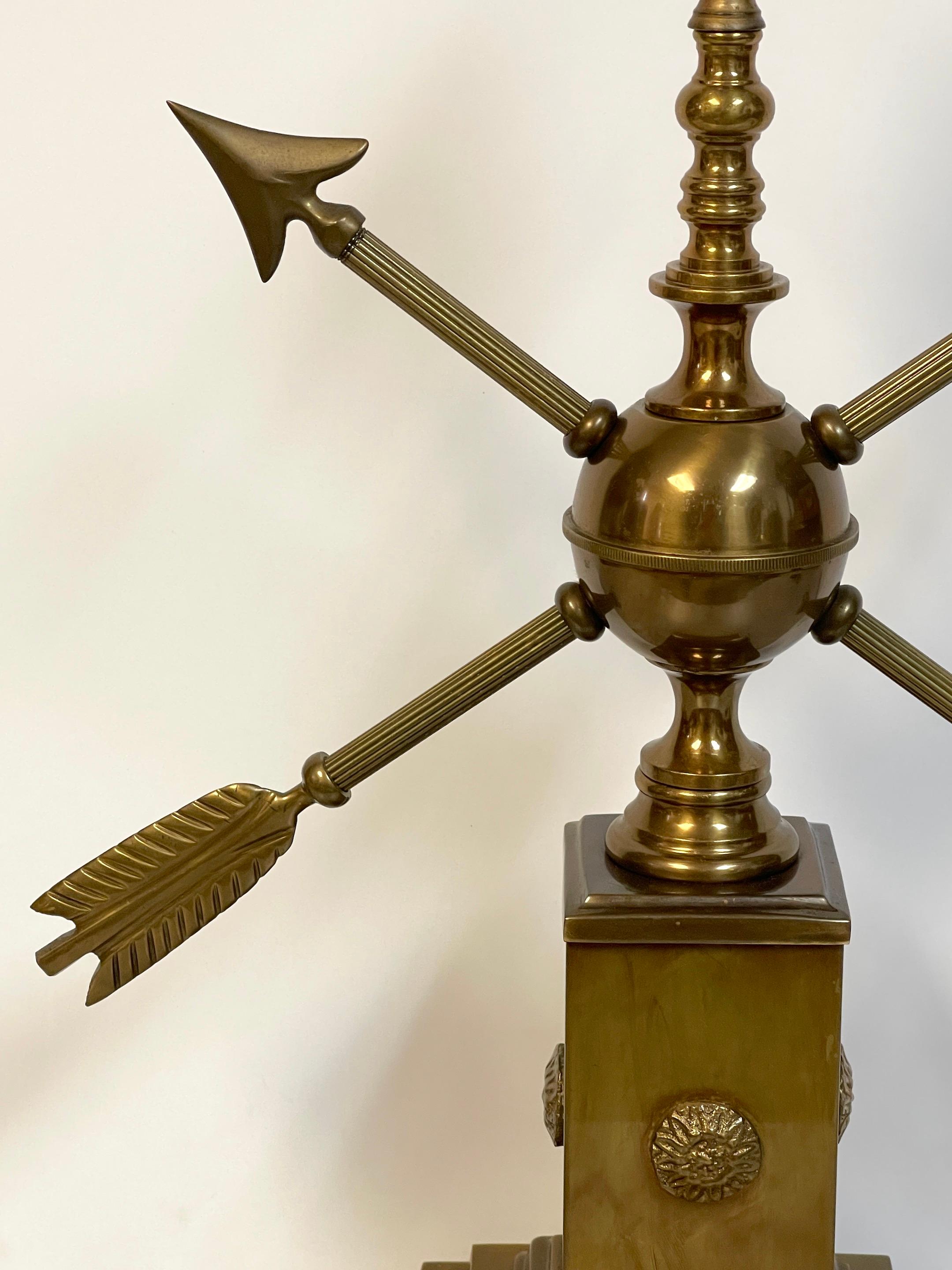 Français Lampe moderne française en laiton patiné à motif de flèche dans le style d'Adnet en vente