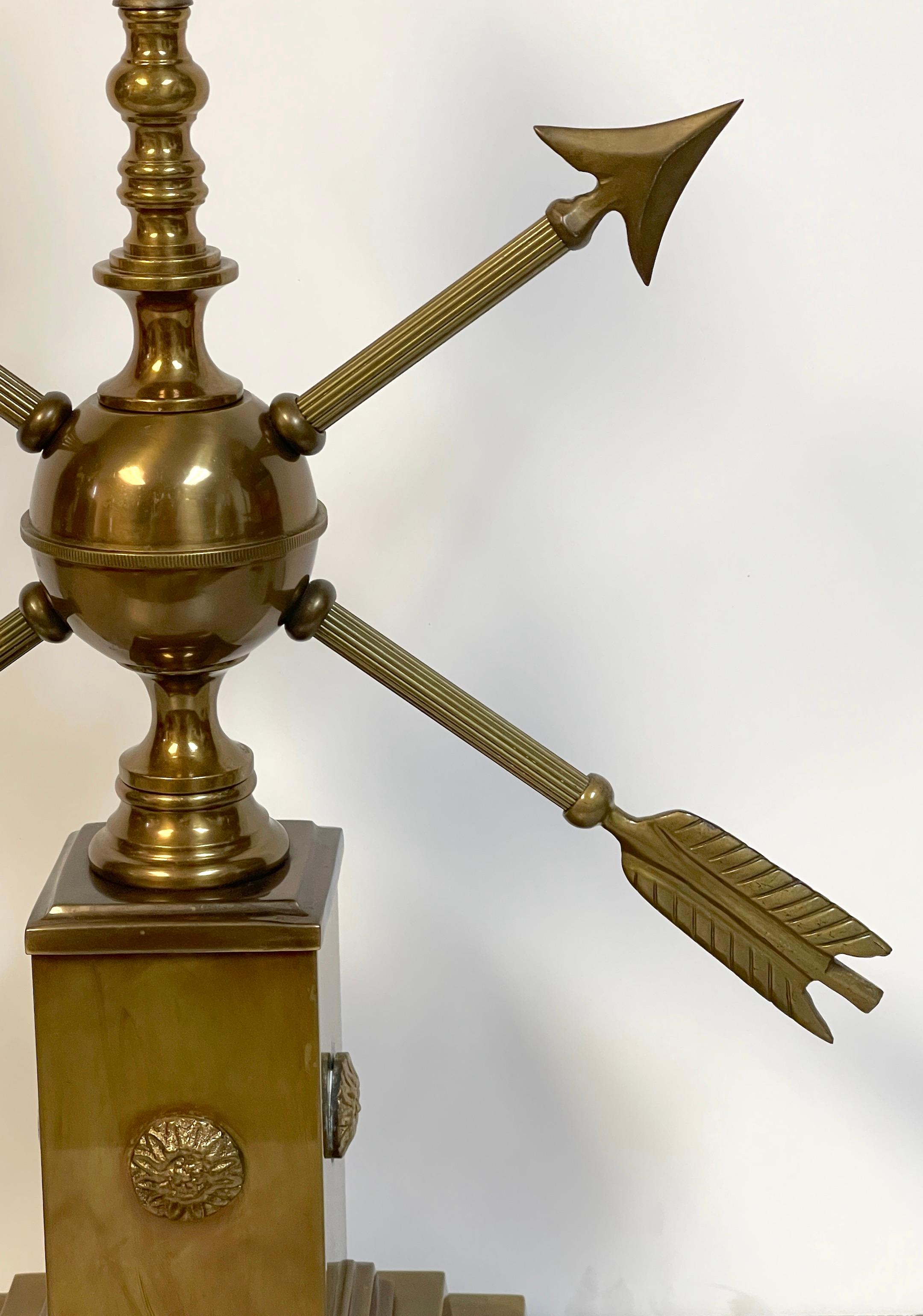 Patiné Lampe moderne française en laiton patiné à motif de flèche dans le style d'Adnet en vente