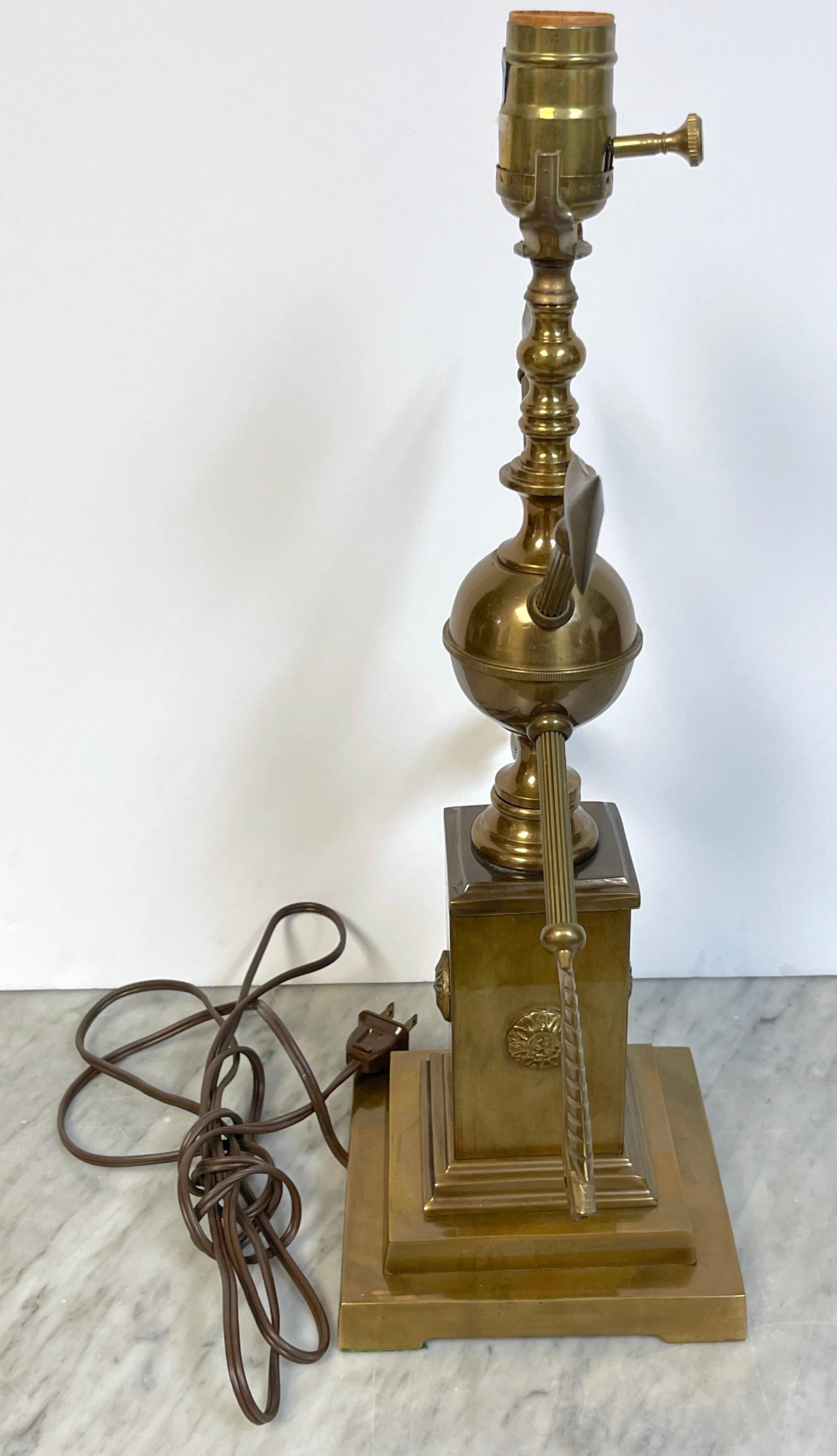 20ième siècle Lampe moderne française en laiton patiné à motif de flèche dans le style d'Adnet en vente
