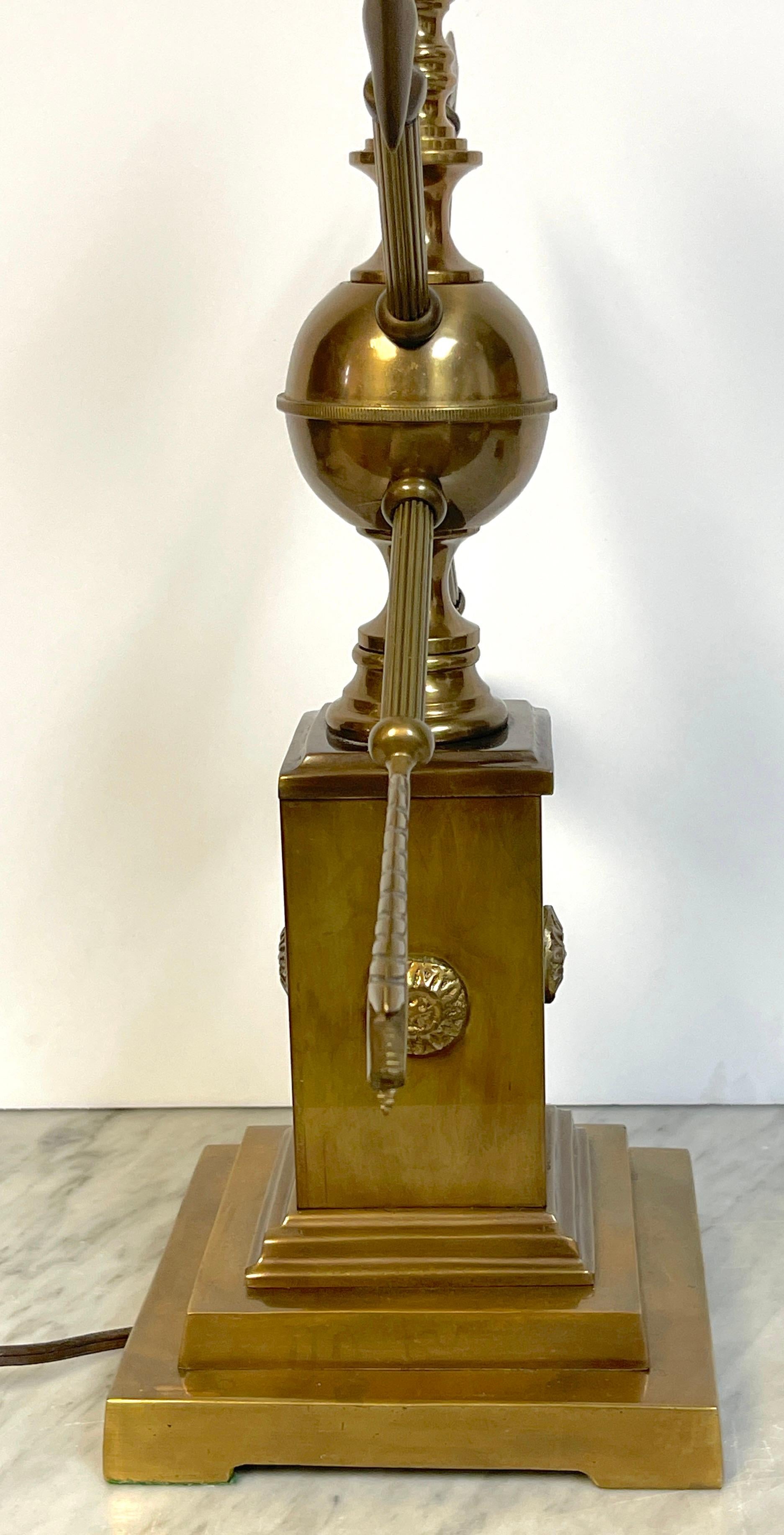 Laiton Lampe moderne française en laiton patiné à motif de flèche dans le style d'Adnet en vente