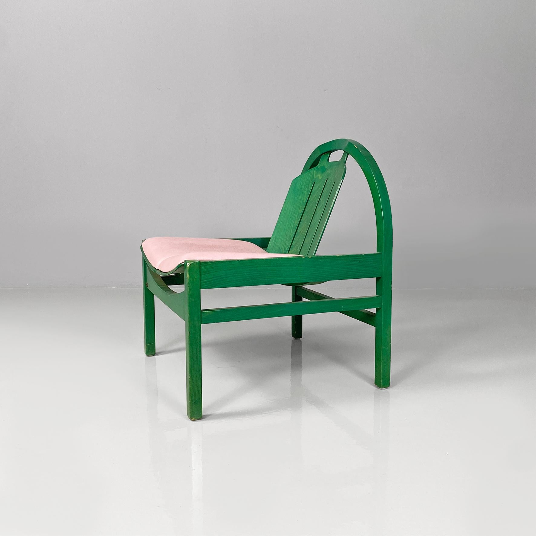 Poltrone moderne francesi Argos in pelle rosa e legno verde di Baumann, anni '70.
Coppia di fantastiche sedie da sala da pranzo mod. Argos con seduta curva, composta da due cuscini rettangolari imbottiti e rivestiti in pelle rosa pallido. Lo