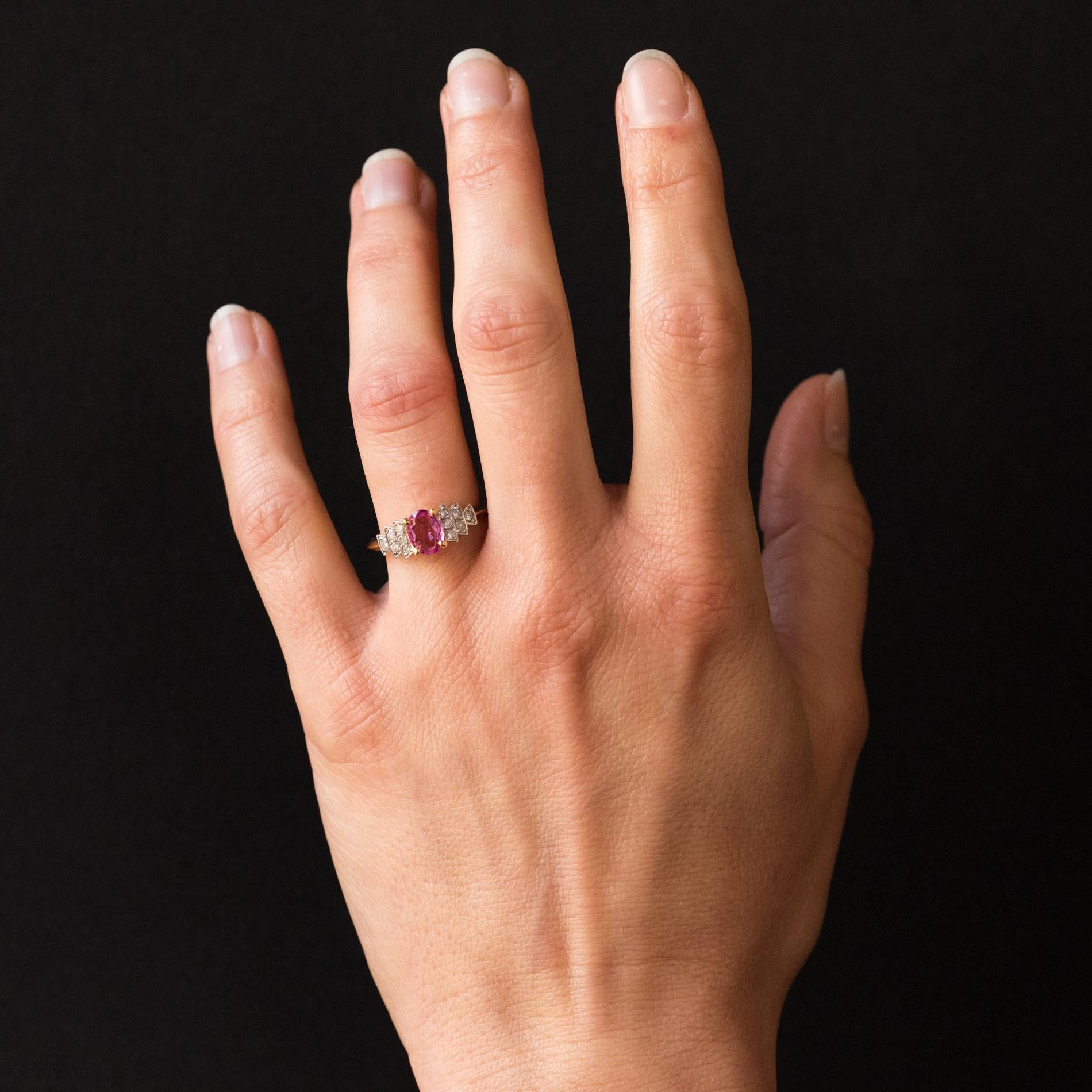 Ring in 18 karat yellow gold, eagle head hallmark and platinum, dog head hallmark.
This pink sapphire art deco style ring is set with claws of an oval pink sapphire supported by 6 modern brilliant- cut diamonds on a decoration in staircase.
Total