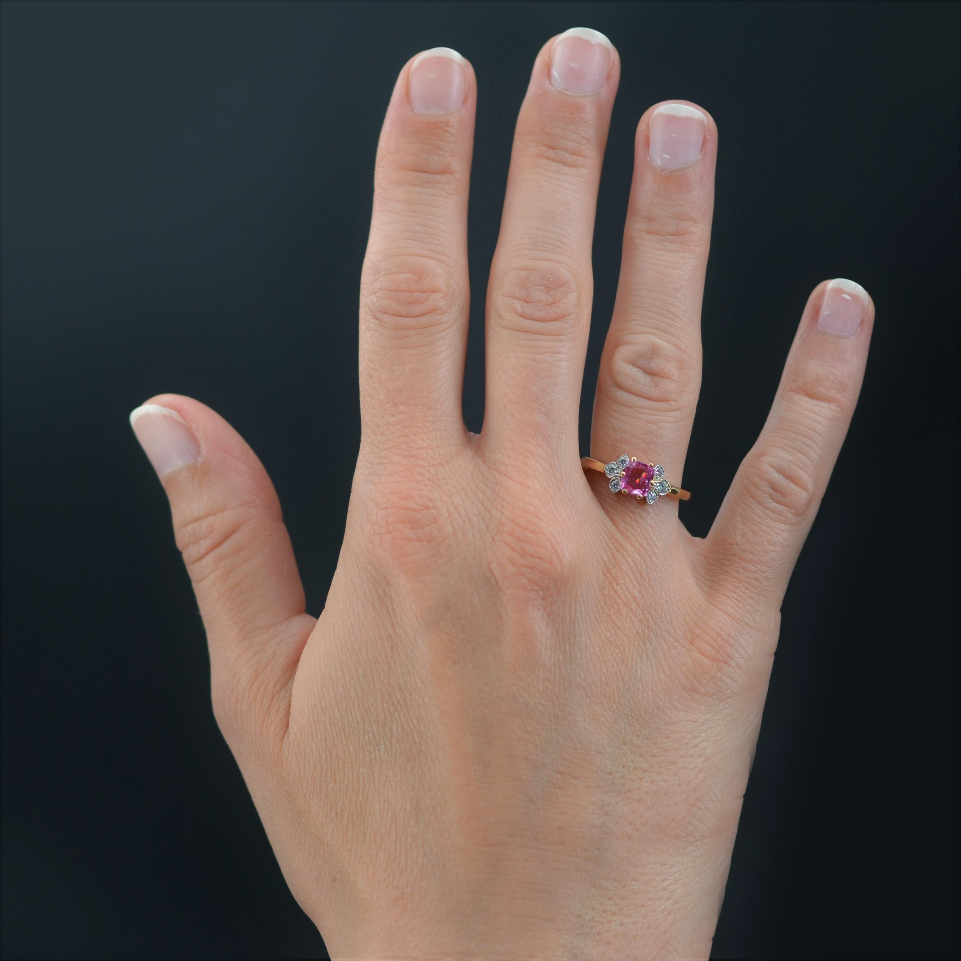 Ring in 18 karat yellow gold.
Charming gold ring, it is set with claws of a cushion- cut pink sapphire, shouldered by 2 x 3 modern brilliant- cut diamonds on both sides.
Total weight of the sapphire : 0.83 carat approximately, total weight of the
