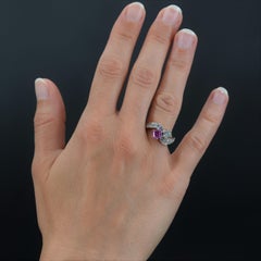 Moderner Ring mit rosa Saphir und Diamanten aus 18 Karat Gelbgold von You and Me