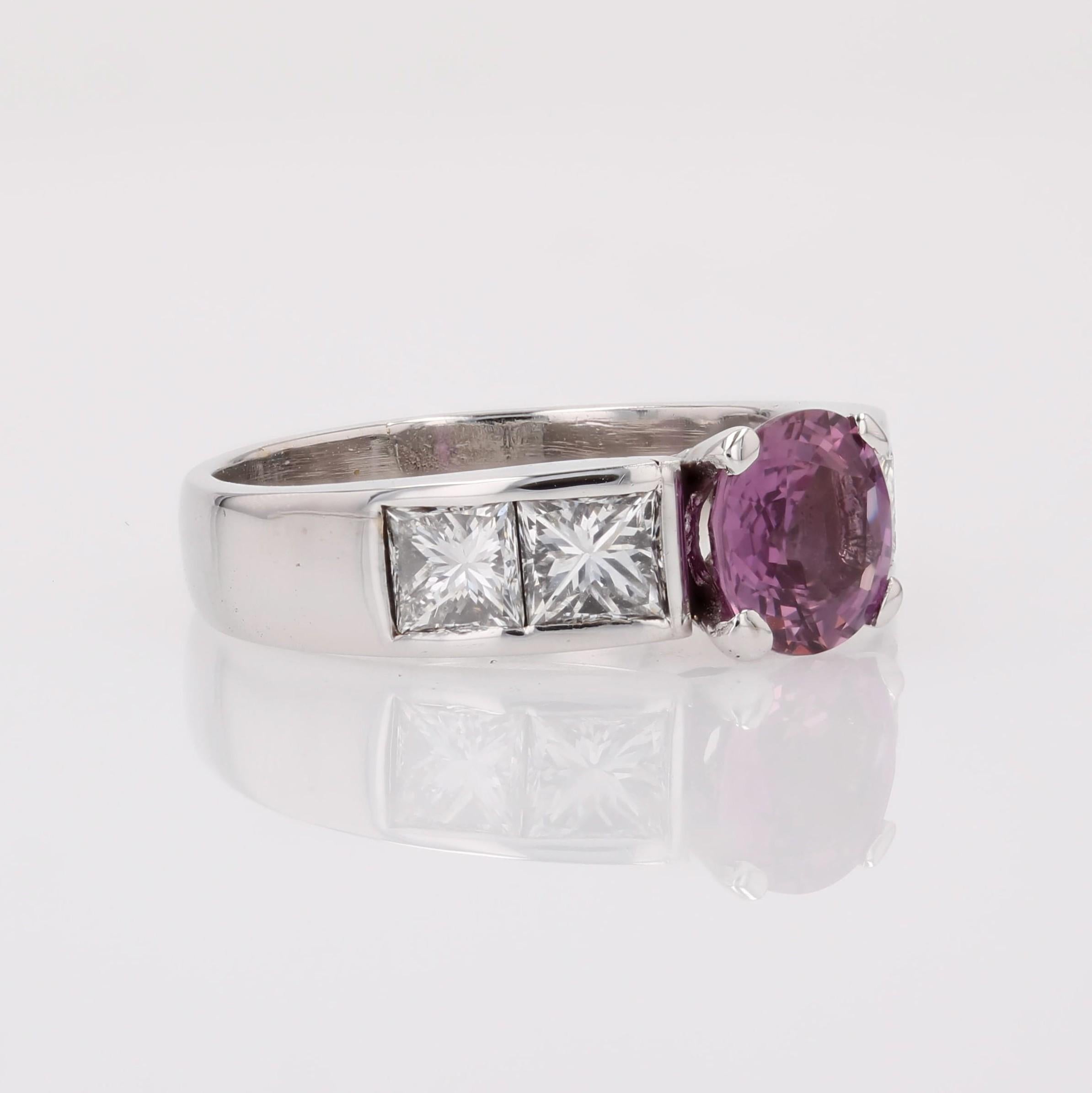 Bague moderne française en or blanc 18 carats saphir rose taille princesse diamants en vente 4