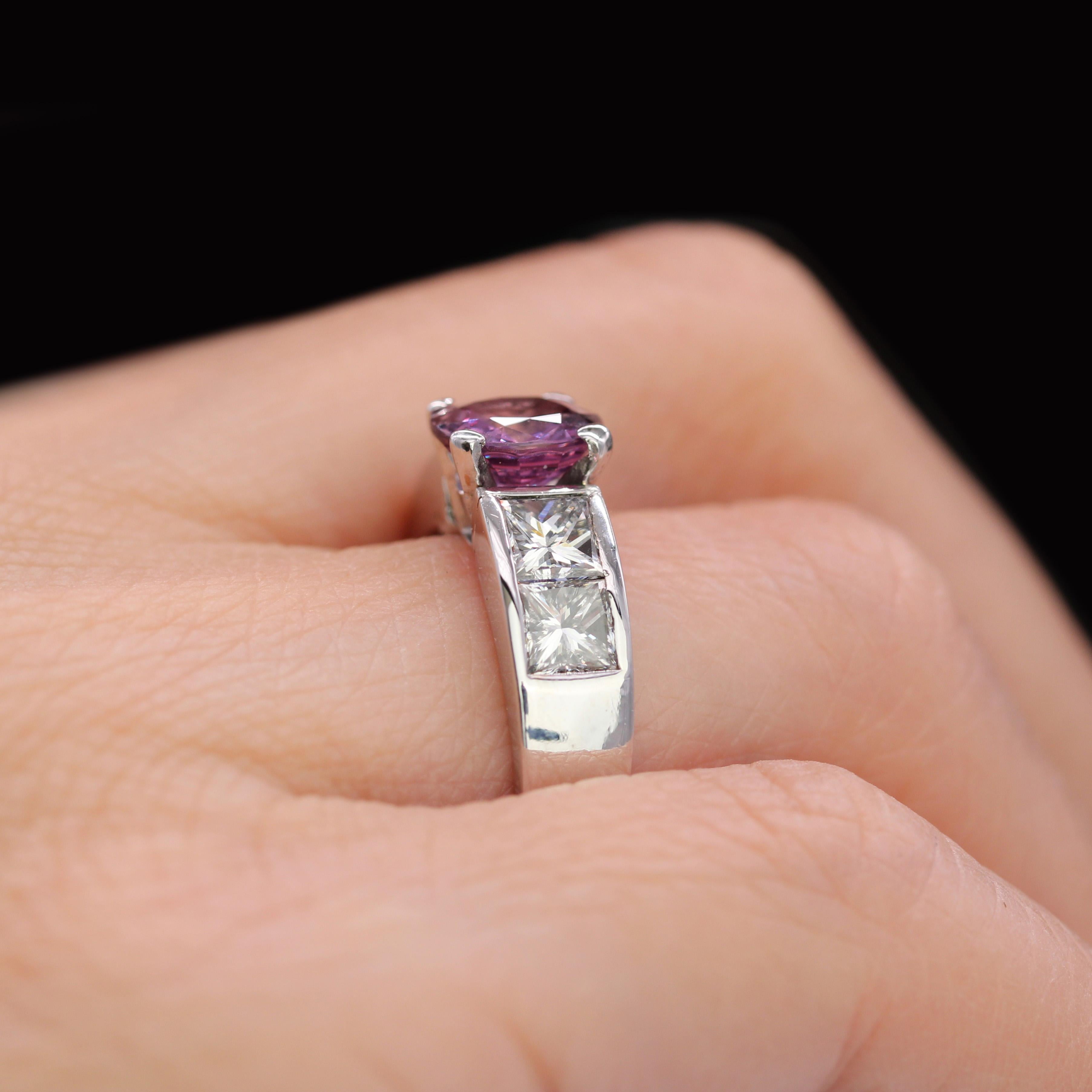 Bague moderne française en or blanc 18 carats saphir rose taille princesse diamants en vente 5
