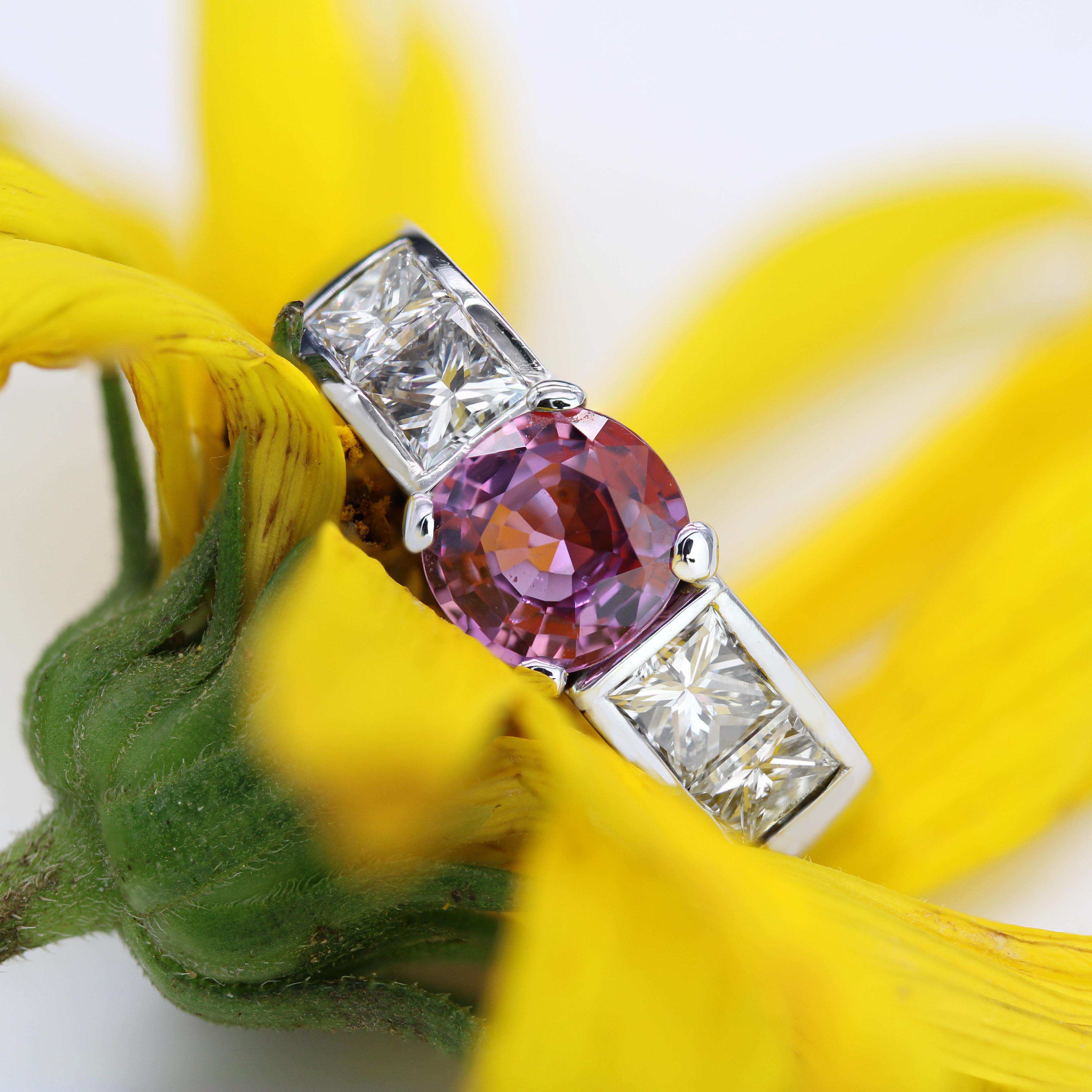 Bague moderne française en or blanc 18 carats saphir rose taille princesse diamants en vente 6