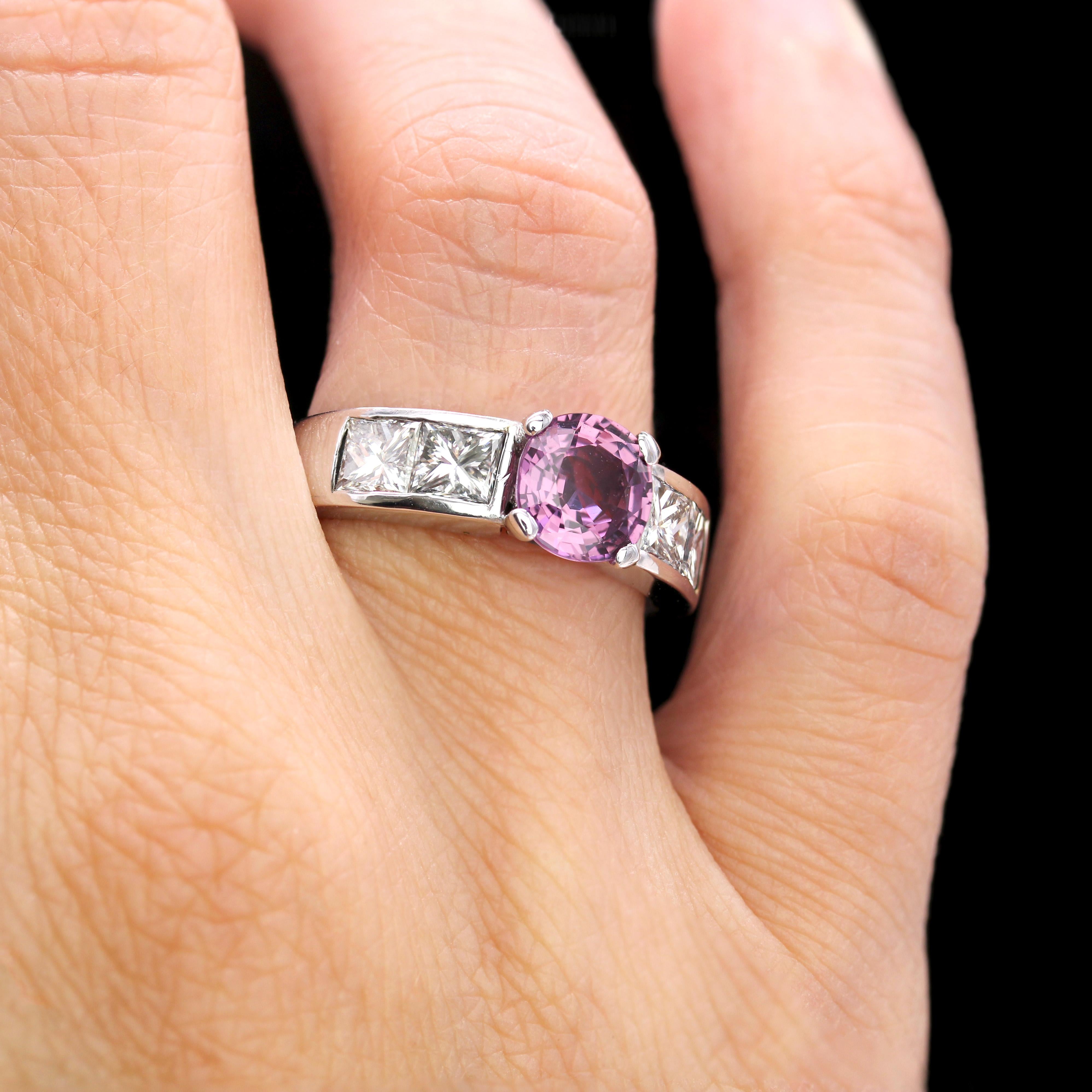 Bague moderne française en or blanc 18 carats saphir rose taille princesse diamants en vente 7