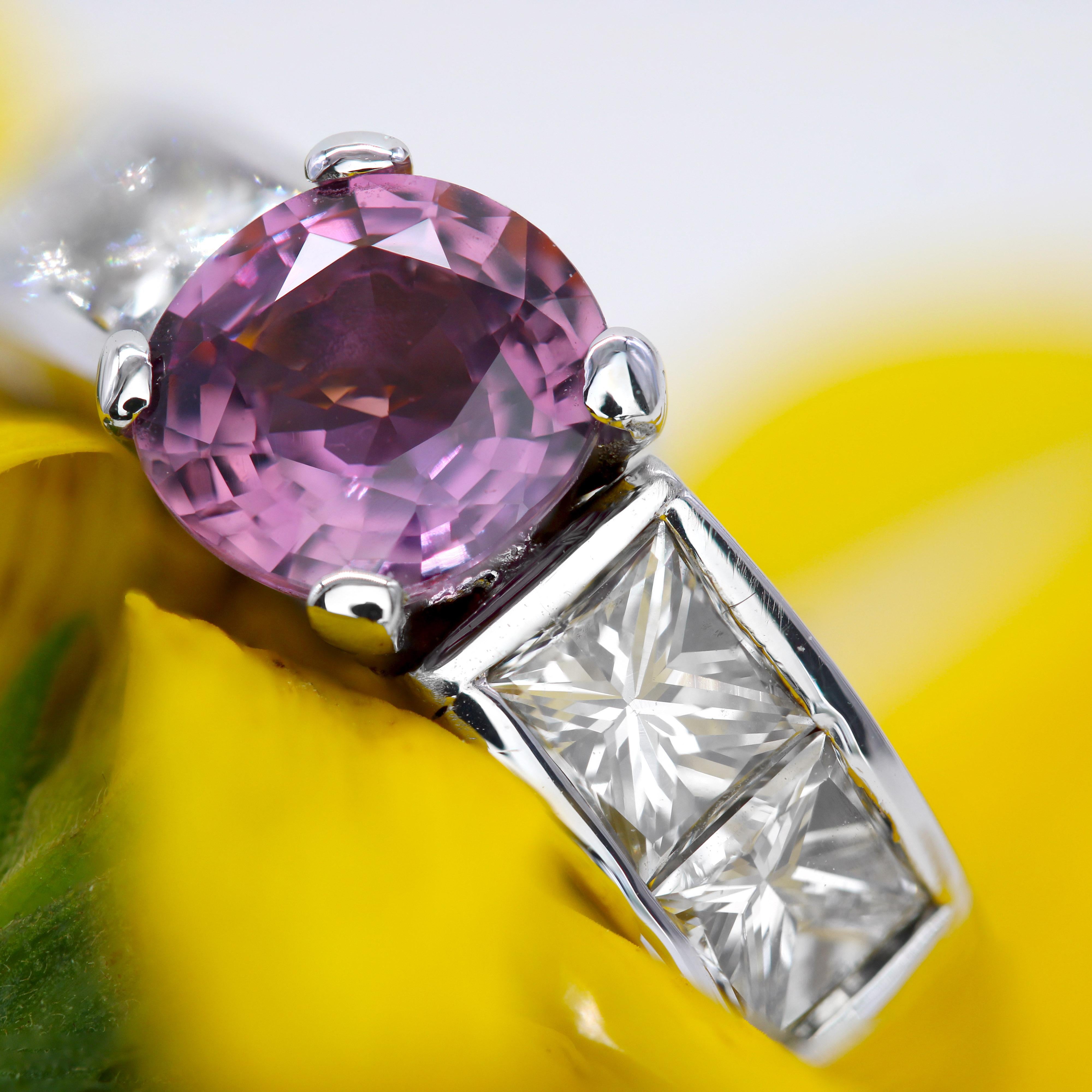 Bague moderne française en or blanc 18 carats saphir rose taille princesse diamants en vente 8