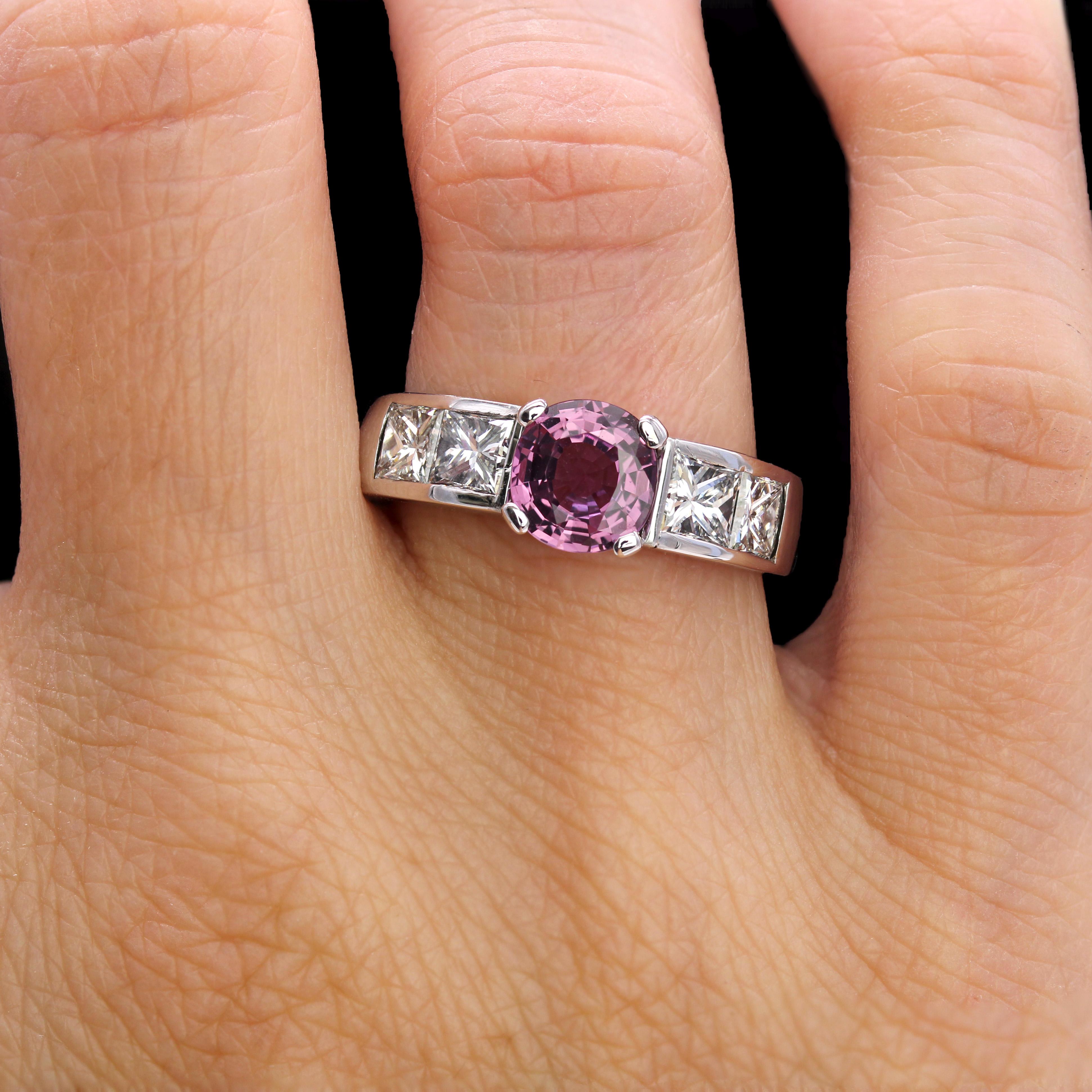 Bague moderne française en or blanc 18 carats saphir rose taille princesse diamants en vente 9