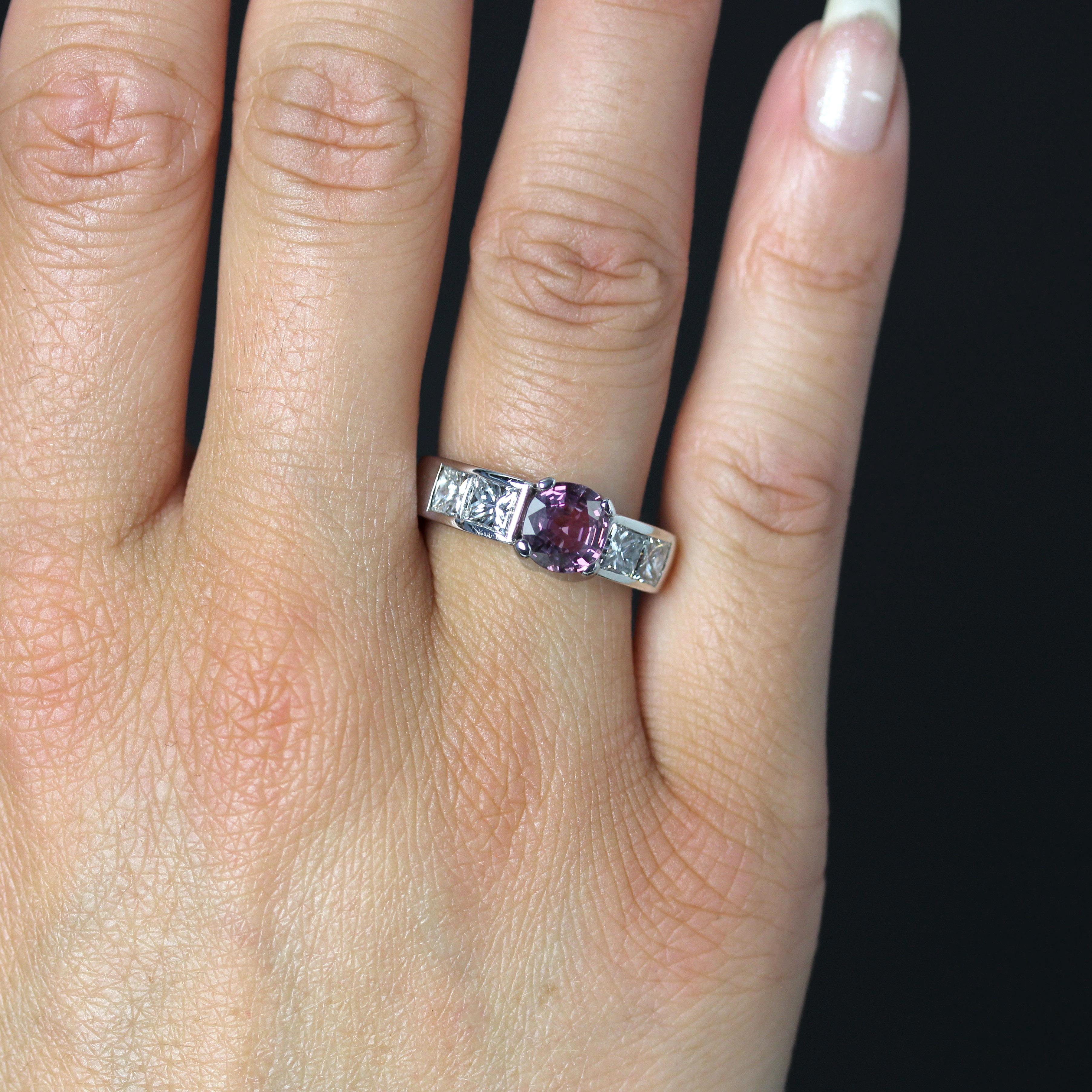 Bague moderne française en or blanc 18 carats saphir rose taille princesse diamants en vente 10