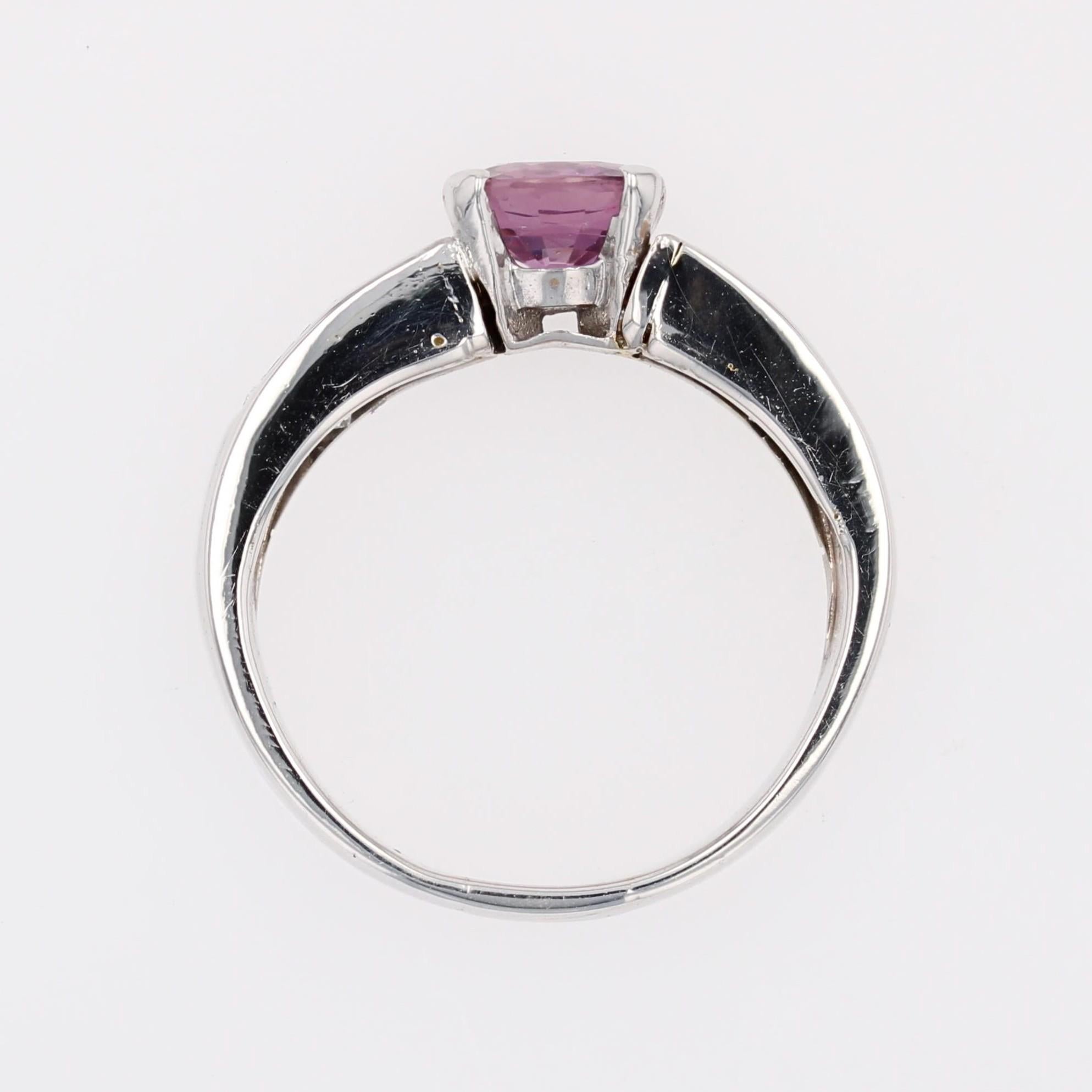 Bague moderne française en or blanc 18 carats saphir rose taille princesse diamants en vente 11