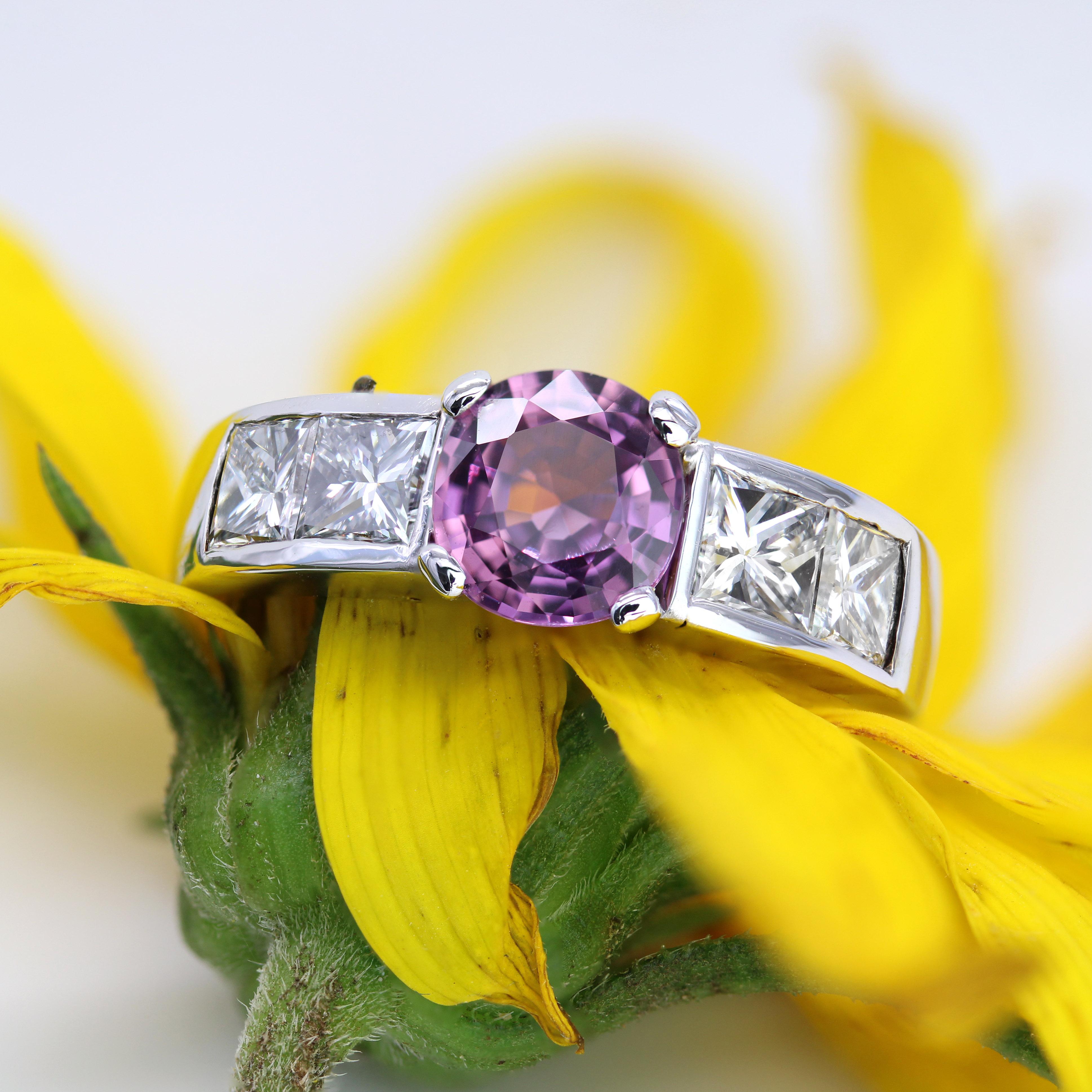 Moderne Bague moderne française en or blanc 18 carats saphir rose taille princesse diamants en vente
