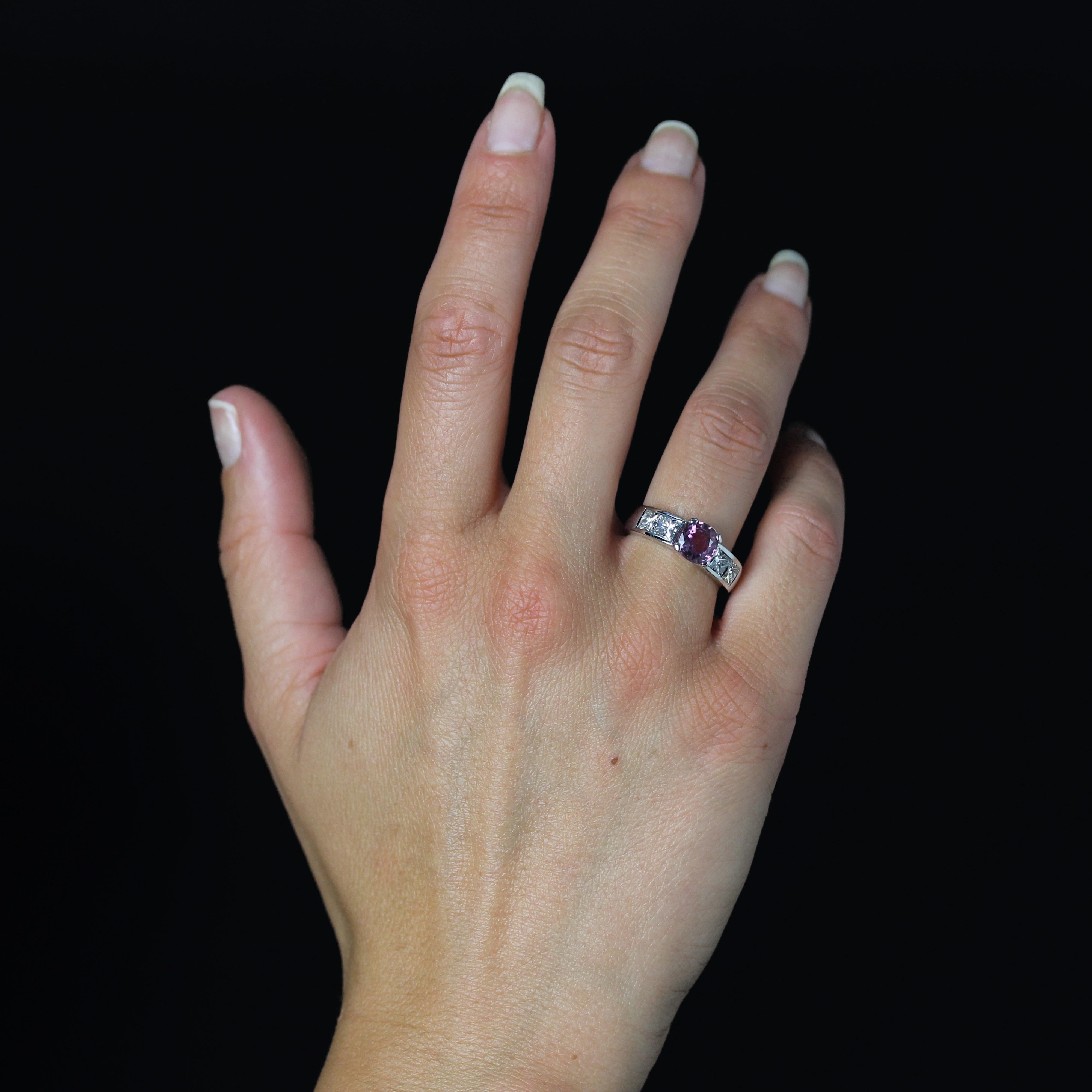 Taille ronde Bague moderne française en or blanc 18 carats saphir rose taille princesse diamants en vente
