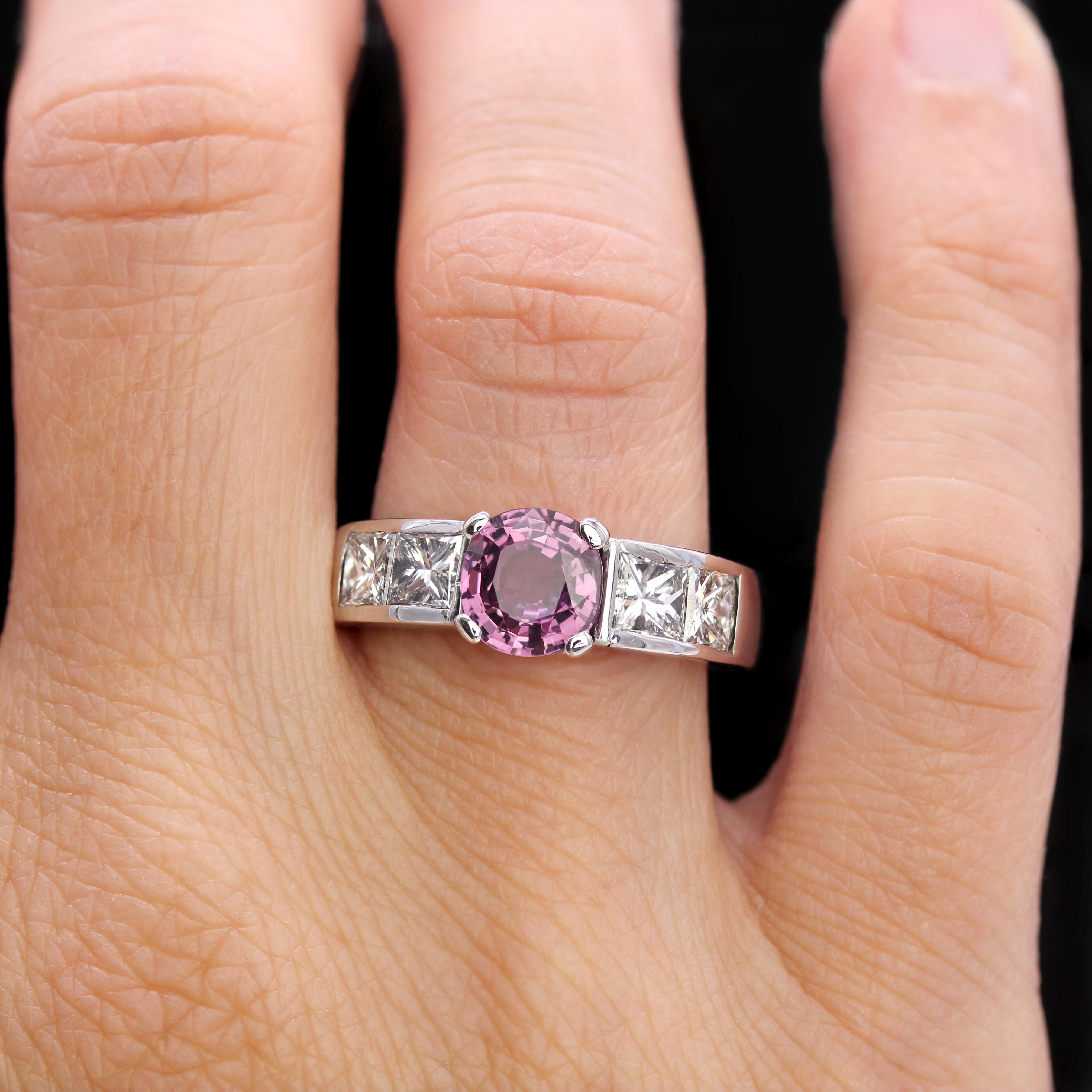 Bague moderne française en or blanc 18 carats saphir rose taille princesse diamants Excellent état - En vente à Poitiers, FR