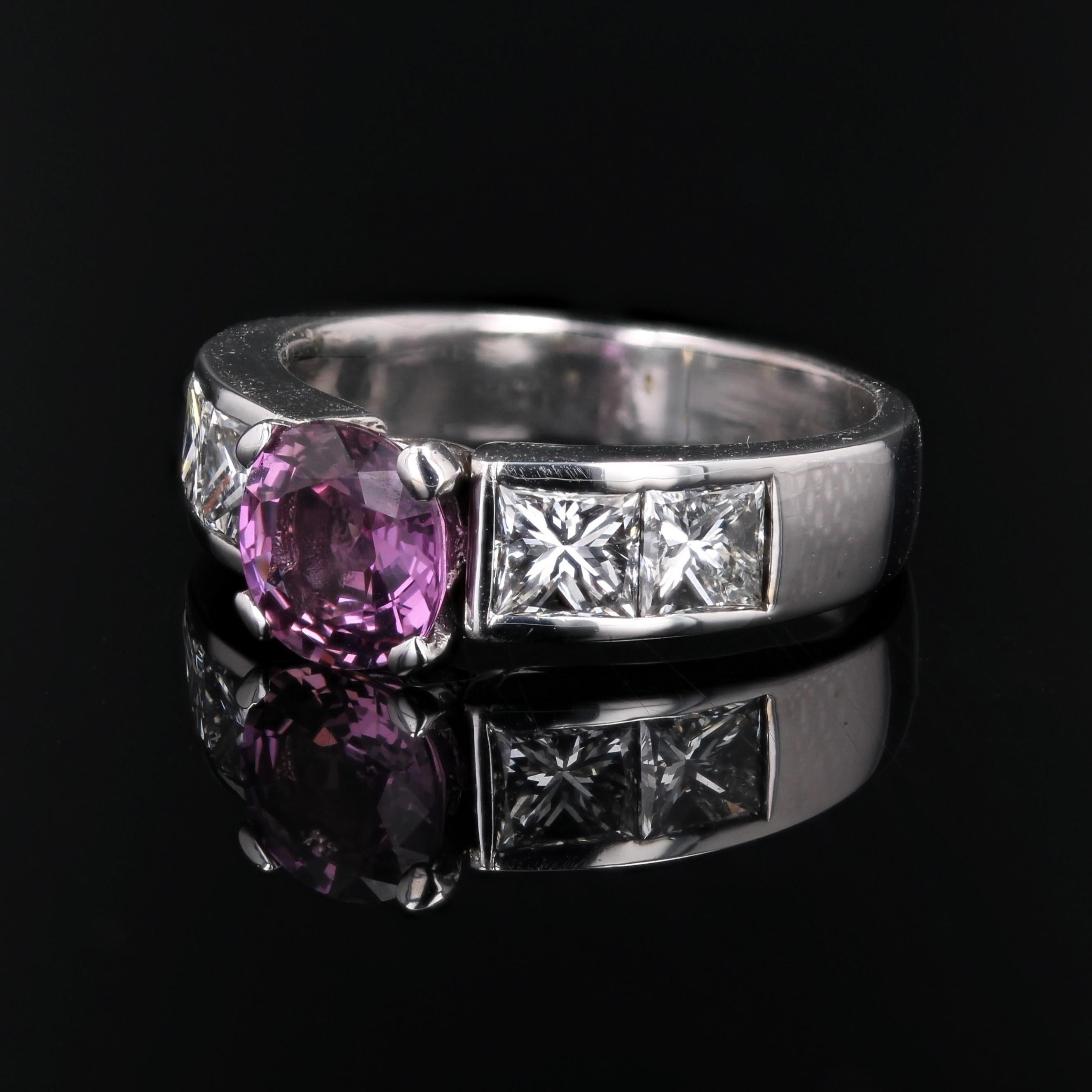 Bague moderne française en or blanc 18 carats saphir rose taille princesse diamants en vente 1