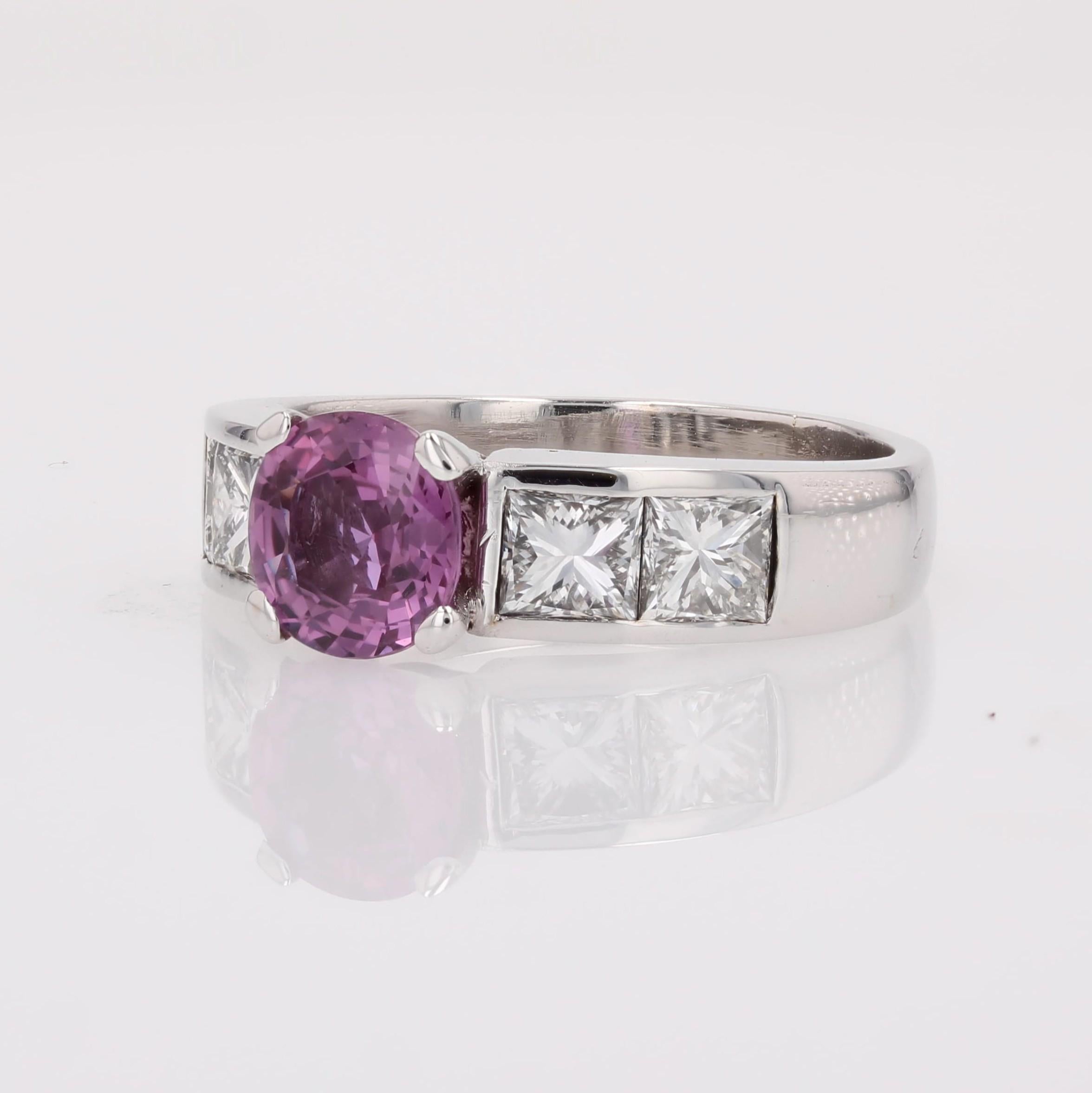 Bague moderne française en or blanc 18 carats saphir rose taille princesse diamants en vente 2