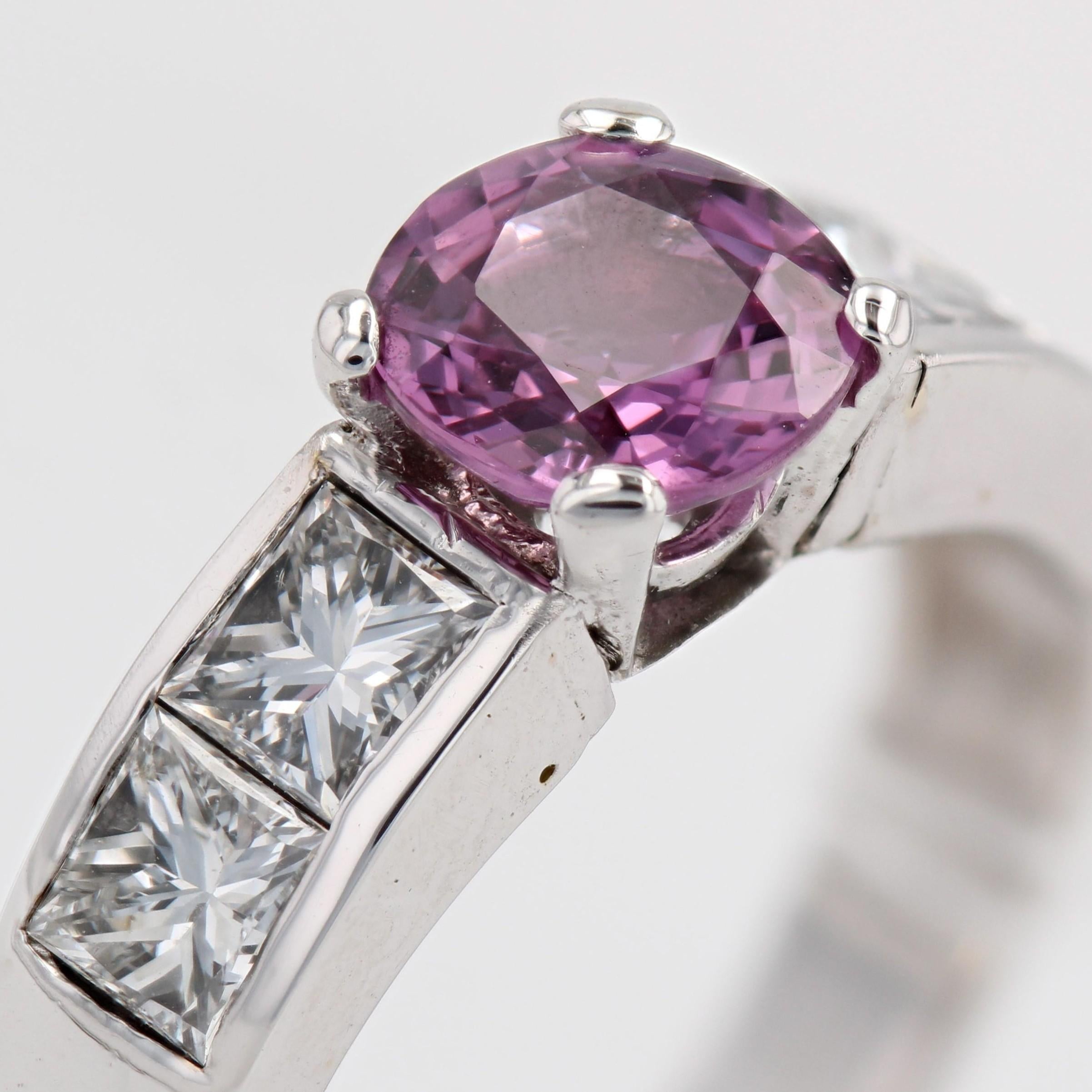 Bague moderne française en or blanc 18 carats saphir rose taille princesse diamants en vente 3