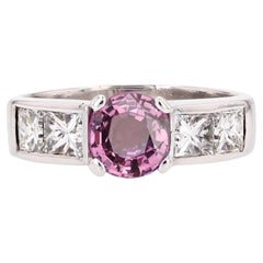 Moderner französischer Ring mit rosa Saphir und Diamanten im Prinzessinnenschliff aus 18 Karat Weißgold
