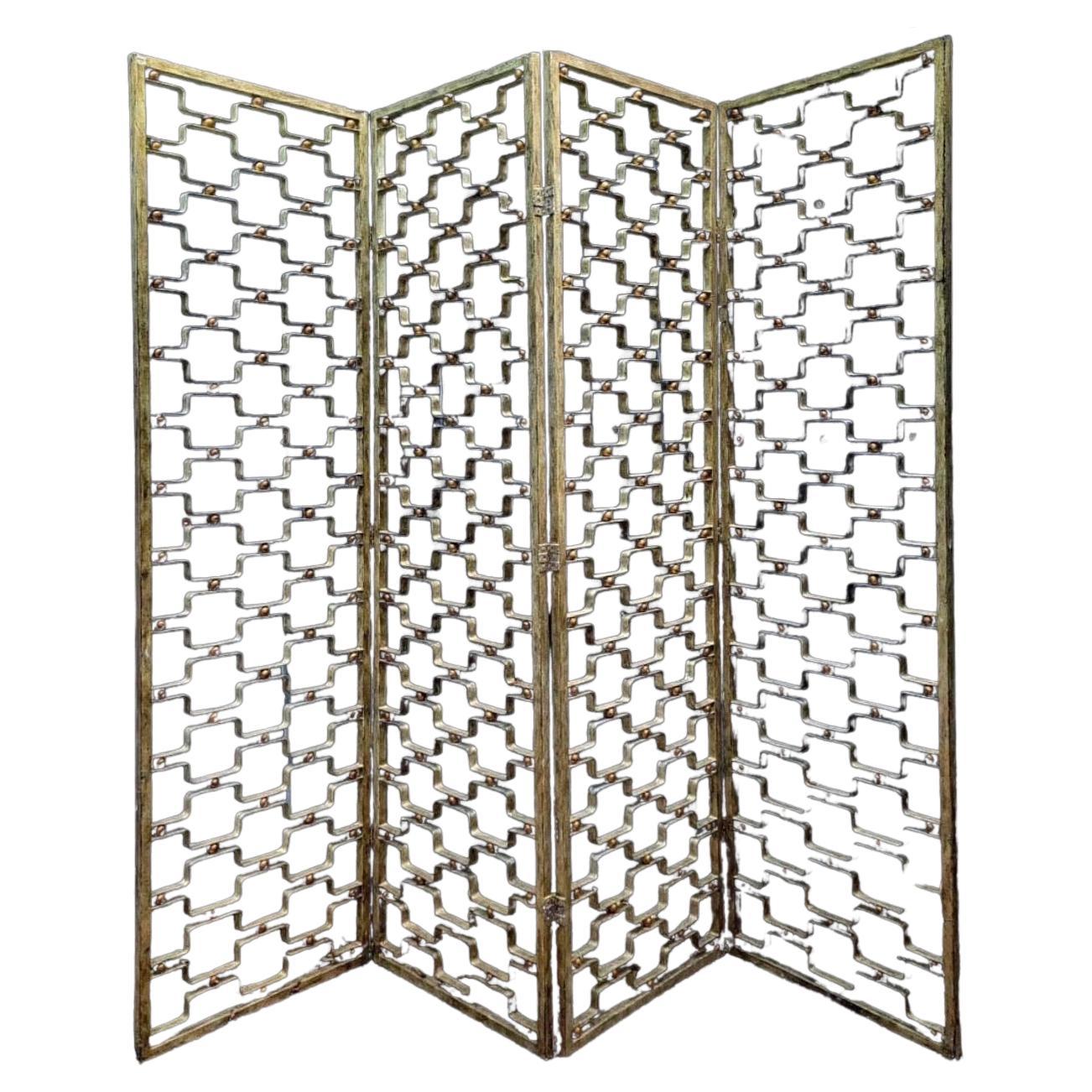 Französisch Moderne Poillerat Stil Schmiedeeisen Raumteiler Bildschirm.
Dieser atemberaubende schmiedeeiserne Paravent im französischen Art-Déco-Stil in der Art von Gilbert Poillerat ist fachmännisch gefertigt, schwer und mit einer gealterten