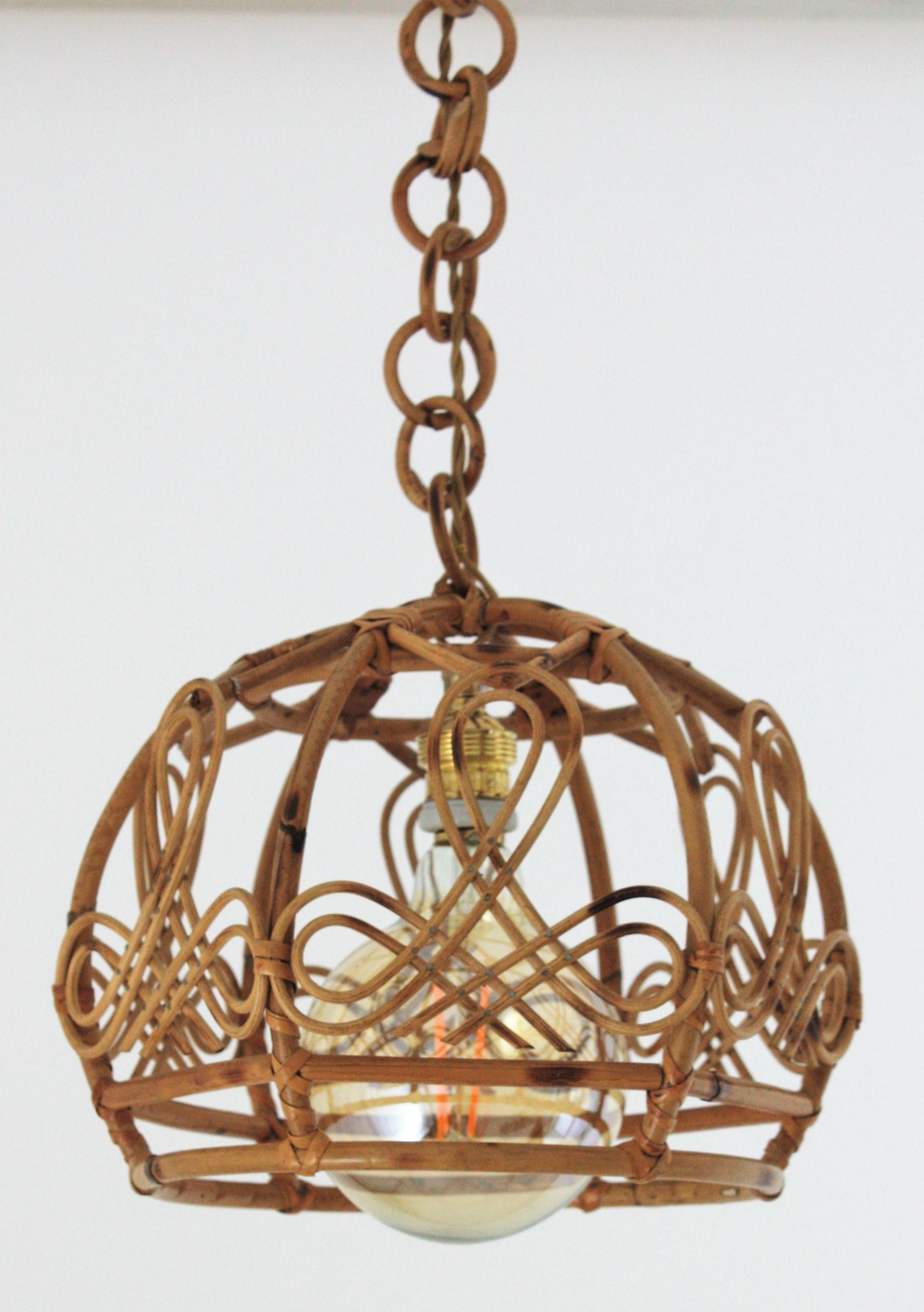 Lampe suspendue/lanterne moderne française en rotin, années 1960 en vente 3